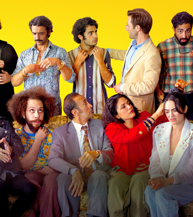 "The Persian Version": Plakatmotiv: Elf Personen posieren vor einem gelben Hintergrund für ein Familienfoto, sechs Personen sitzen auf einem Sofa, fünf stehen dahinter. Dabei zupfen die Personen zum Teil an sich oder an anderen herum, machen lustige Posen oder drehen sich von der Kamera weg, um jemanden aus ihrer Gruppe anzublicken. Zal (Mahdi Tahmasebi), Rostam (Kamyab Falahati), Ali Reza (Bijan Daneshmand), Shireen (Niousha Noor), Leila (Layla Mohammadi) und Abbas (Jerry Habibi) sitzen auf zusammengequetscht auf dem Sofa. Eman (Andrew Malik), Shivaz (Samuel Tehrani), Vahid (Parsa Kaffash), Majid (Arty Froushan) und Hamid (Reza Diako) stehen hinter dem Sofa.