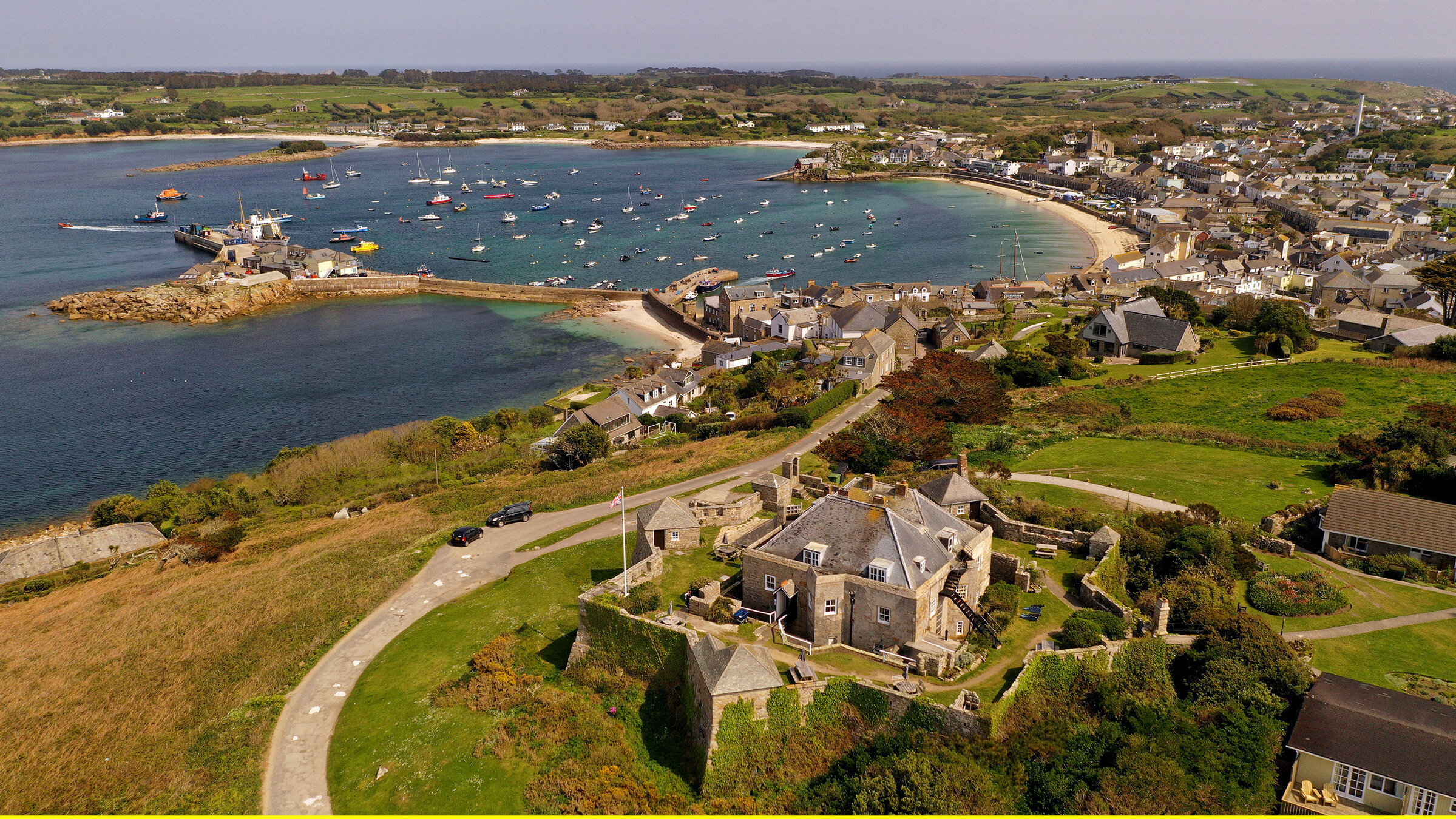 "Cornwalls Karibik – Frühling auf den Scilly-Inseln": Auf der Hauptinsel St. Marys liegt das historische Star Castle (Vordergrund) und der Hafen.