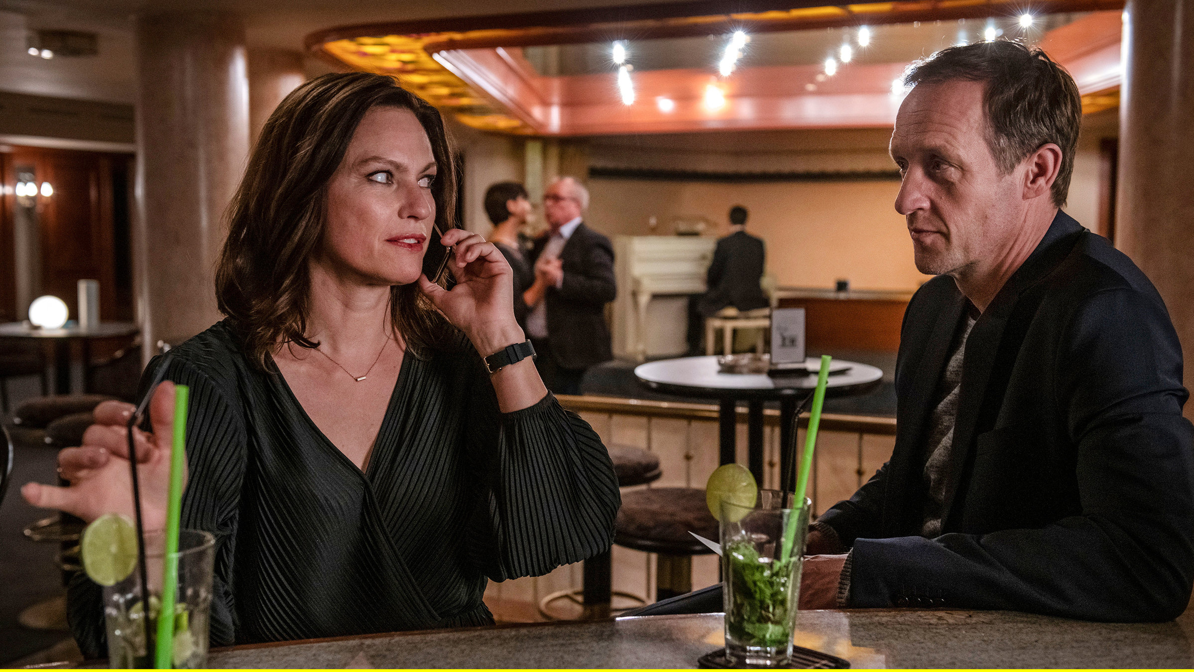 "Was wir wussten - Risiko Pille": Sabine Krüger (Nina Kronjäger) und Carsten Gellhaus (Stephan Kampwirth) im Flirtmodus.