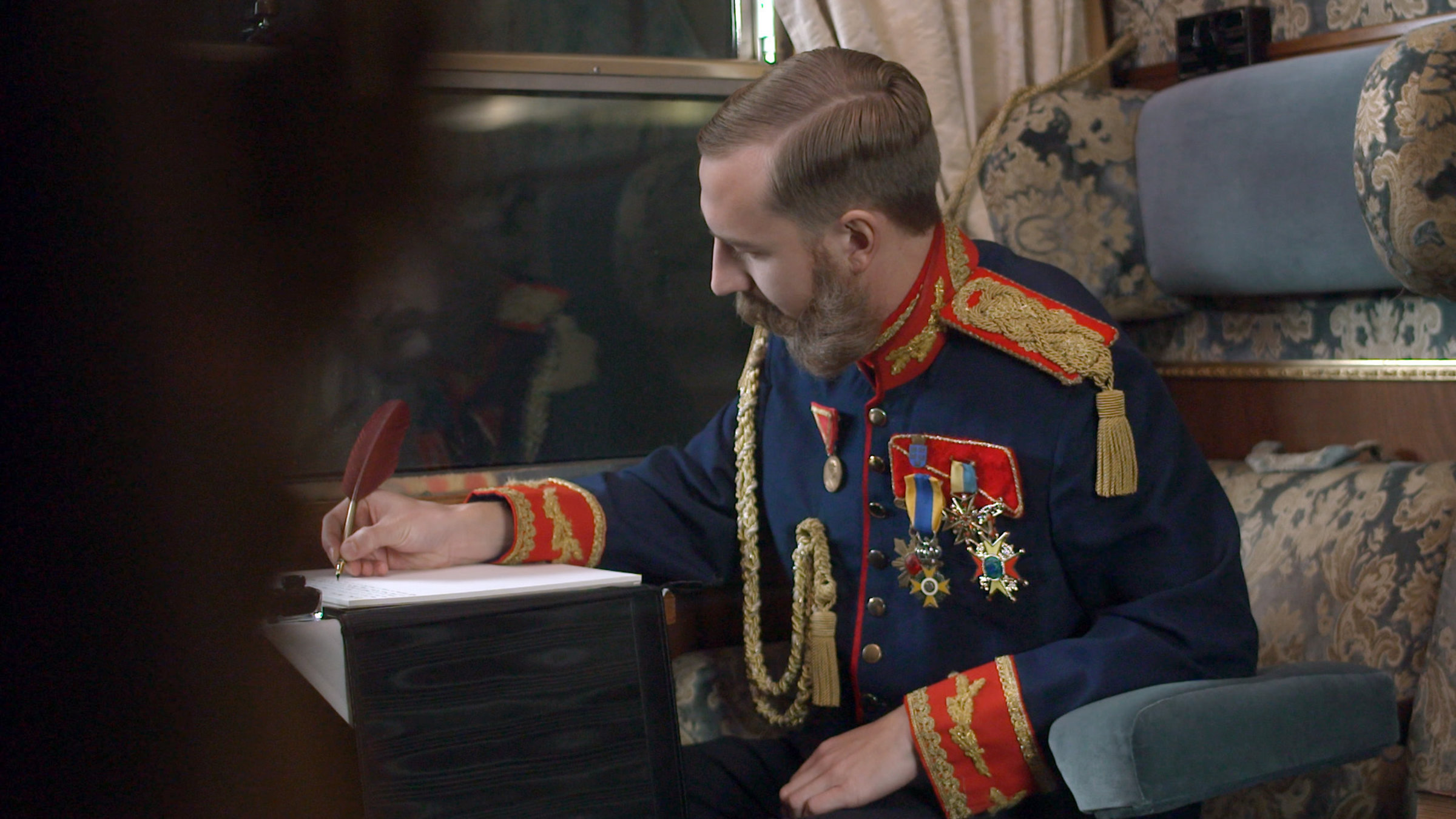 "Die Reisen der Habsburger - Elisabeth (2/2)": Franz Joseph auf einer Zugreise.