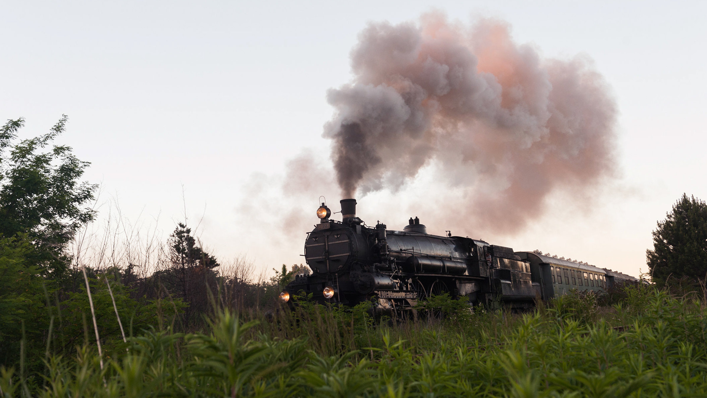 "Mit Volldampf an die k.-u.-k.-Riviera: Die Schnellzuglok 310.23, auch als "Adriatic" bezeichnet, brachte die Reiselustigen aus den Zentren der Monarchie an die k.-u.-k.-Riviera bei Abbazia.