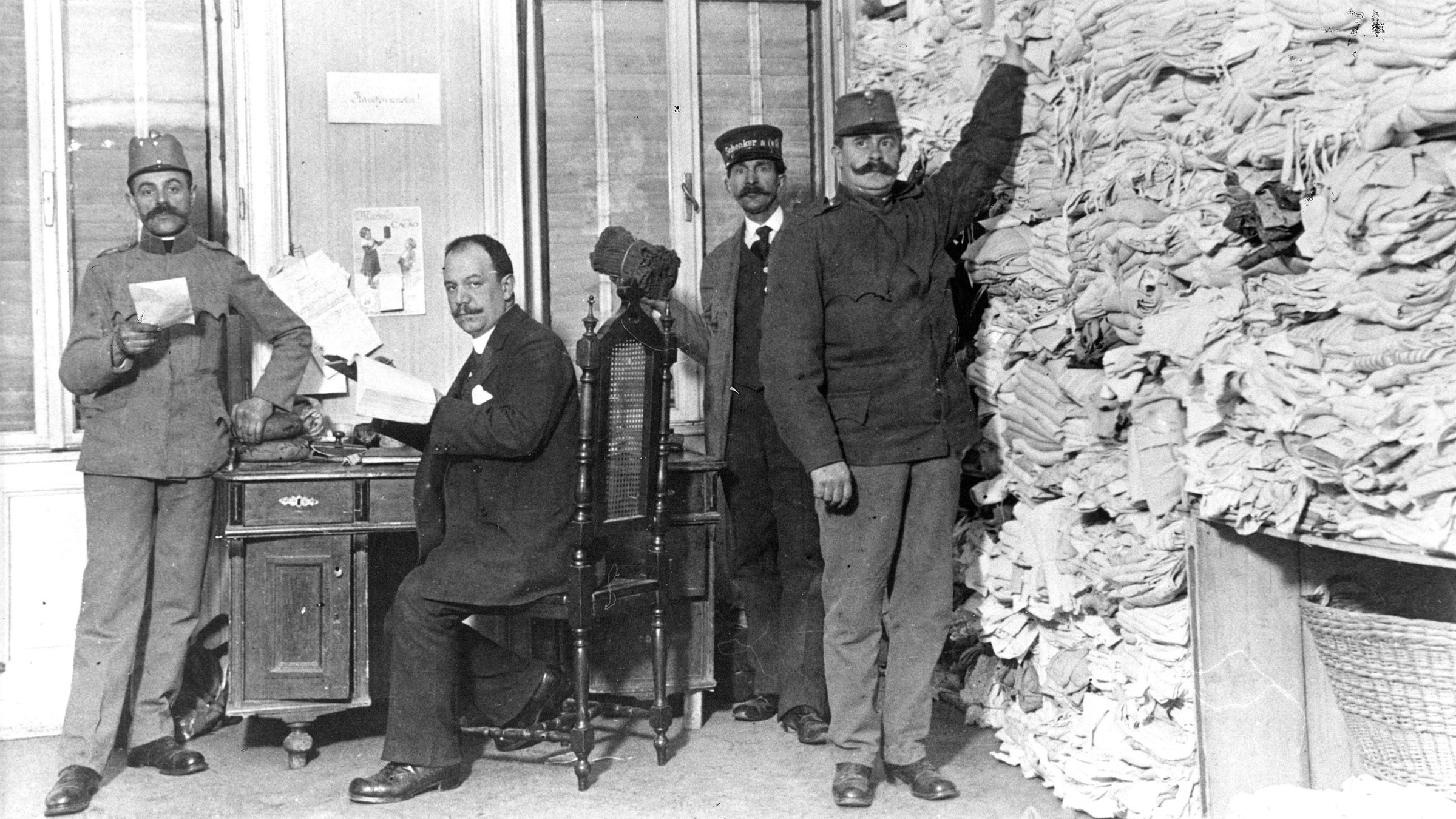 2Österreich I - Vom Reich zur Republik": Überall wurden Sammelstellen eingerichtet.