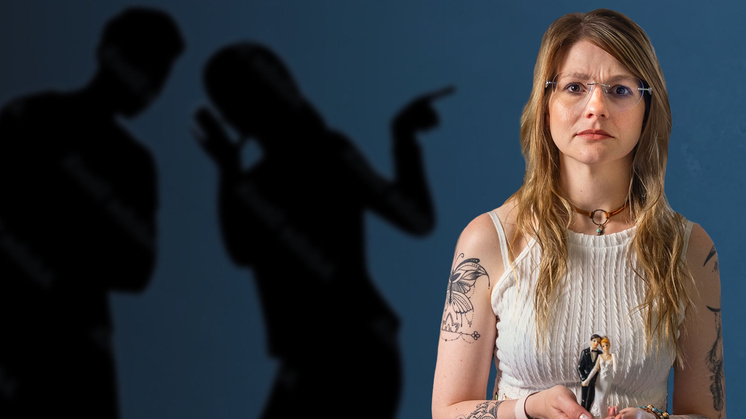 "37°Leben - Too toxic to handle: Schwiegereltern": Berenike hält eine Ehepaarfigur in den Händen und schaut besorgt in die Kamera. Im Hintergrund stehen, als Schattenriss verfremdet, zwei Personen, die über sie hinter vorgehaltener Hand sprechen.