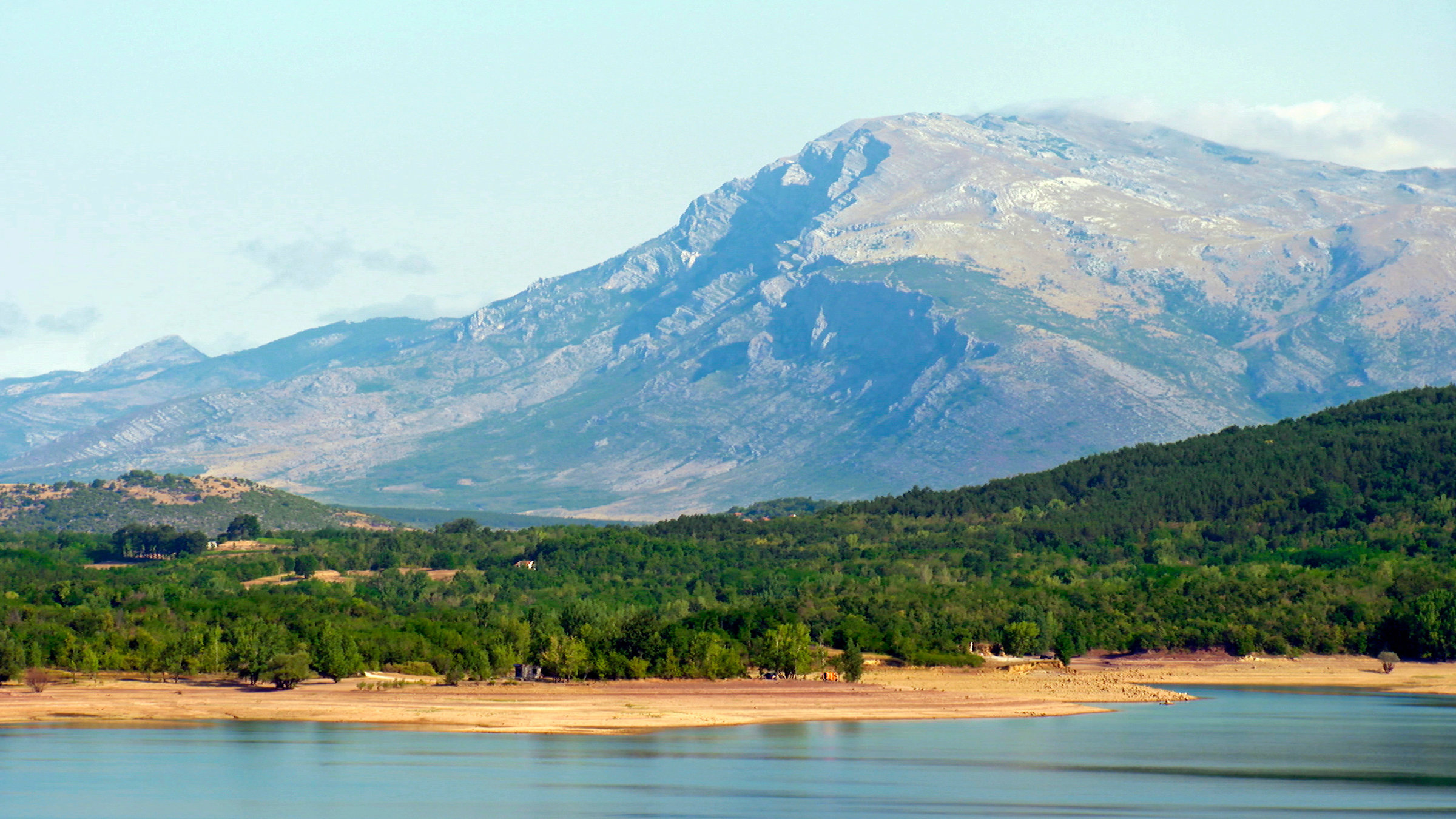 "Faszination Kroatien": Die kroatische Landschaft besticht durch azurblaues Wasser und beeindruckende Gebirgsformationen.
