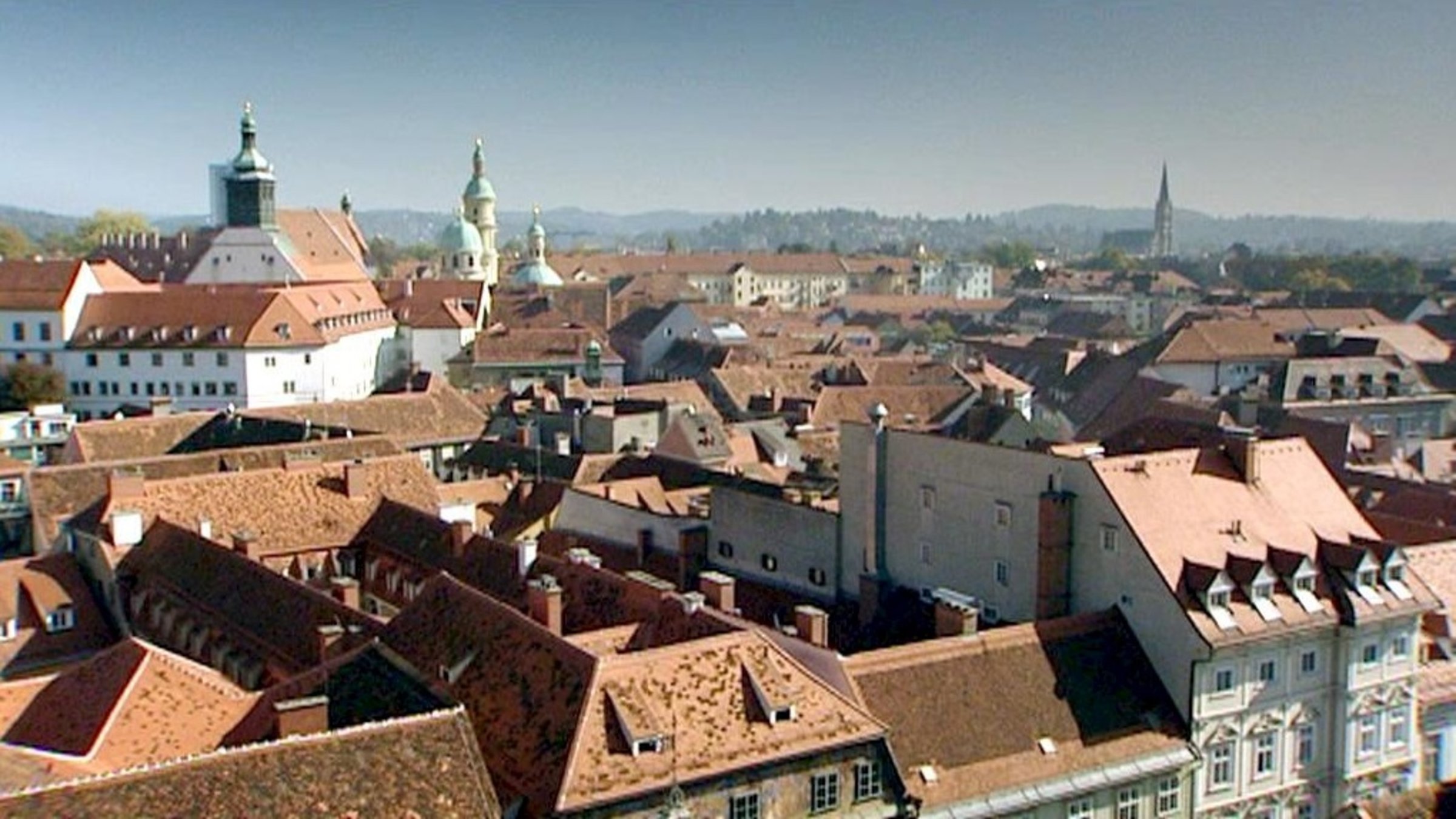 "Über den Dächern von Graz" - Blick von schräg oben auf Graz