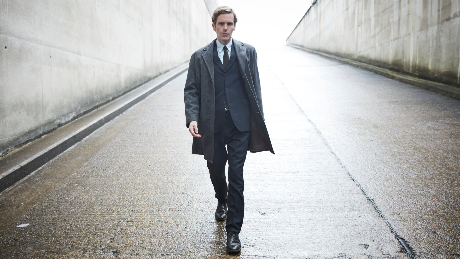 "Der junge Inspektor Morse - Sonnenglanz": Endeavour Morse (Shaun Evans) läuft eine Zufahrtsrampe hinunter.