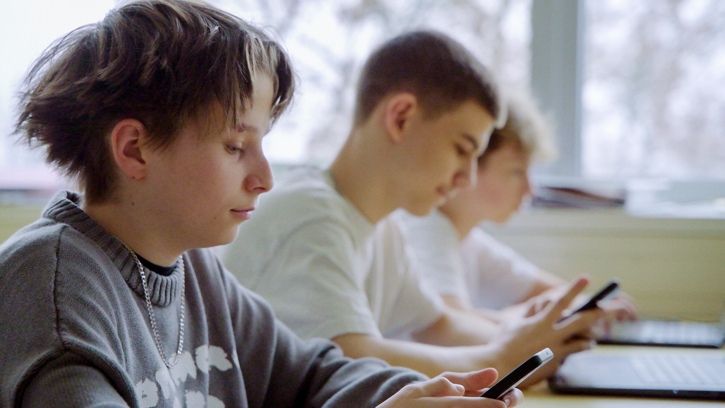 "Generation Chatbot: Die Schule und das Handy": Jugendliche kommunizieren mit Chatbots mitunter schon ebenso viel wie mit realen Personen. Neben der Analyse der Handynutzung zeigt die Doku auch Ansätze für Lösungen und Alternativen im Umgang mit Smartphones auf.