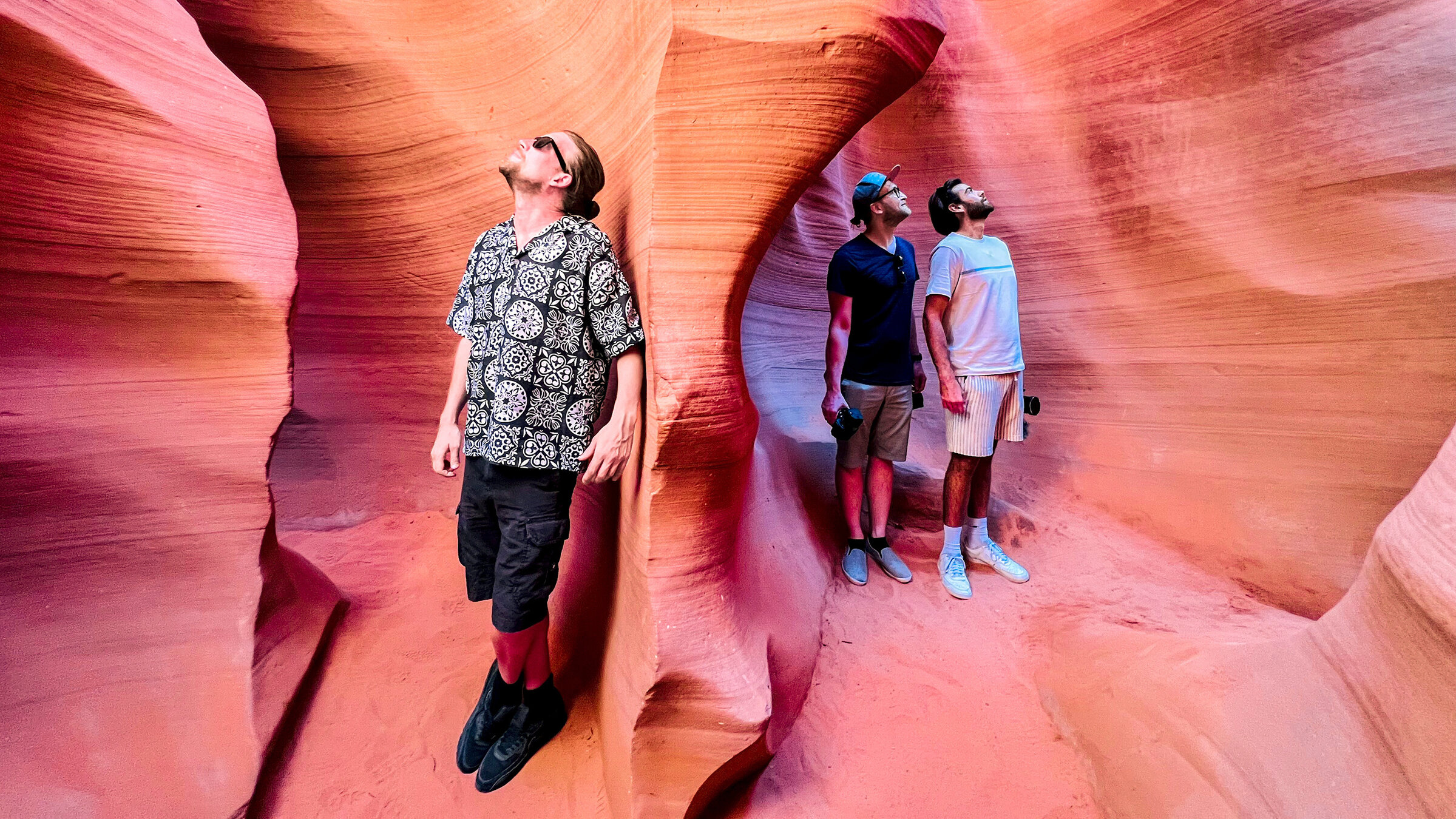 "Mit dem Camper durch die USA": Auf ihrem Roadtrip mit dem Camper durch die USA bewundern Sarazar und seine Freunde auch die beeindruckenden Felsformationen des Antelope-Canyons in Arizona.