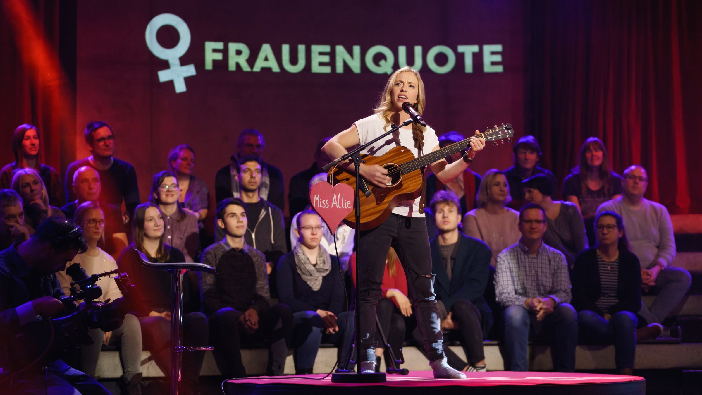 "Satire Battle": Miss Allie singt ihre Argumente zum Thema Frauenquote.