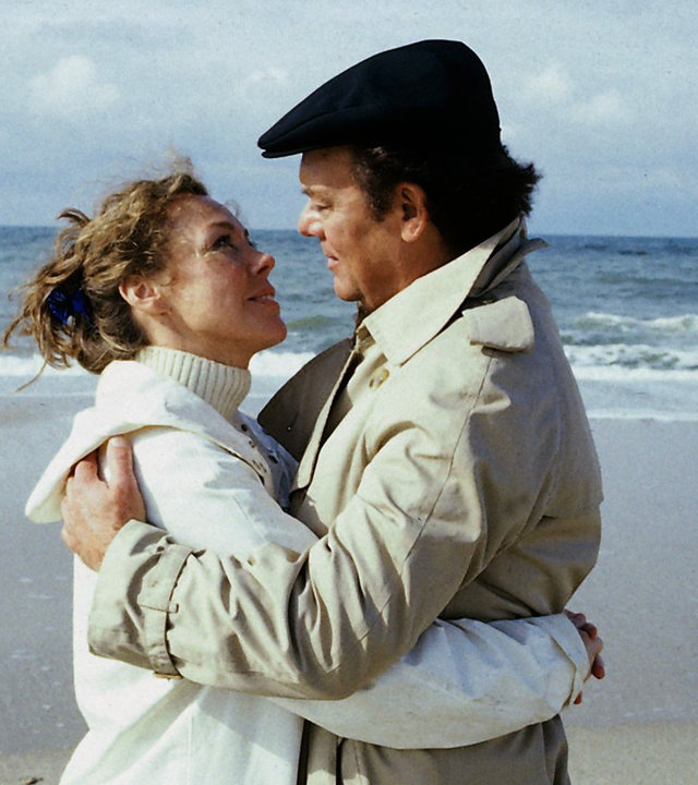 "Die Schwarzwaldklinik - Die Schuldfrage": Schwester Christa (Gaby Dohm) und Klaus Brinkmann (Klausjürgen Wussow) stehen eng umschlungen am Strand und sind kurz davor sich zu küssen.