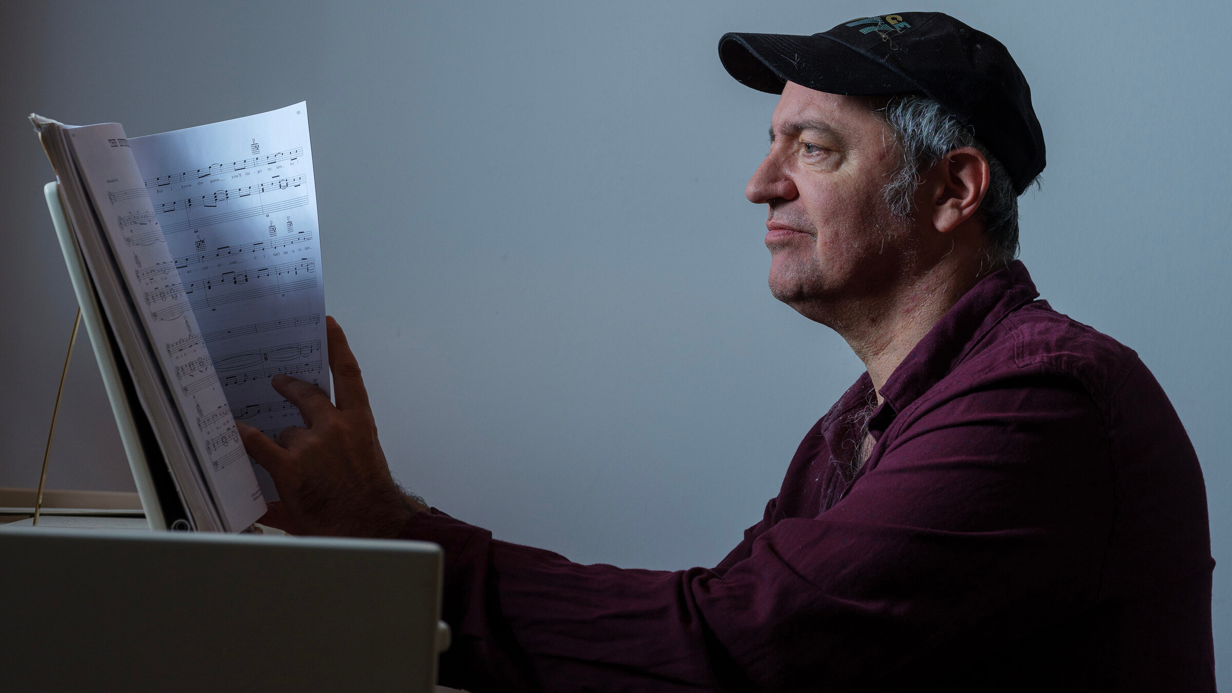 "Rainald Grebe: Ich erinnere mich - glaube ich": Rainald Grebe sitzt am Klavier und schaut auf seine Noten.