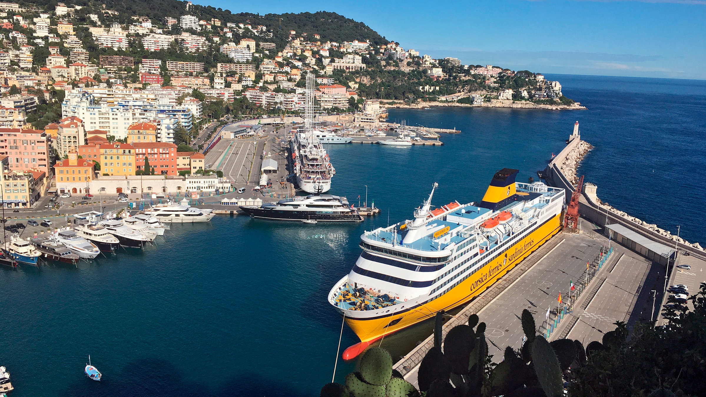 "Nizza, da will ich hin!": Blick auf den Hafen und die Fähre nach Korsika.