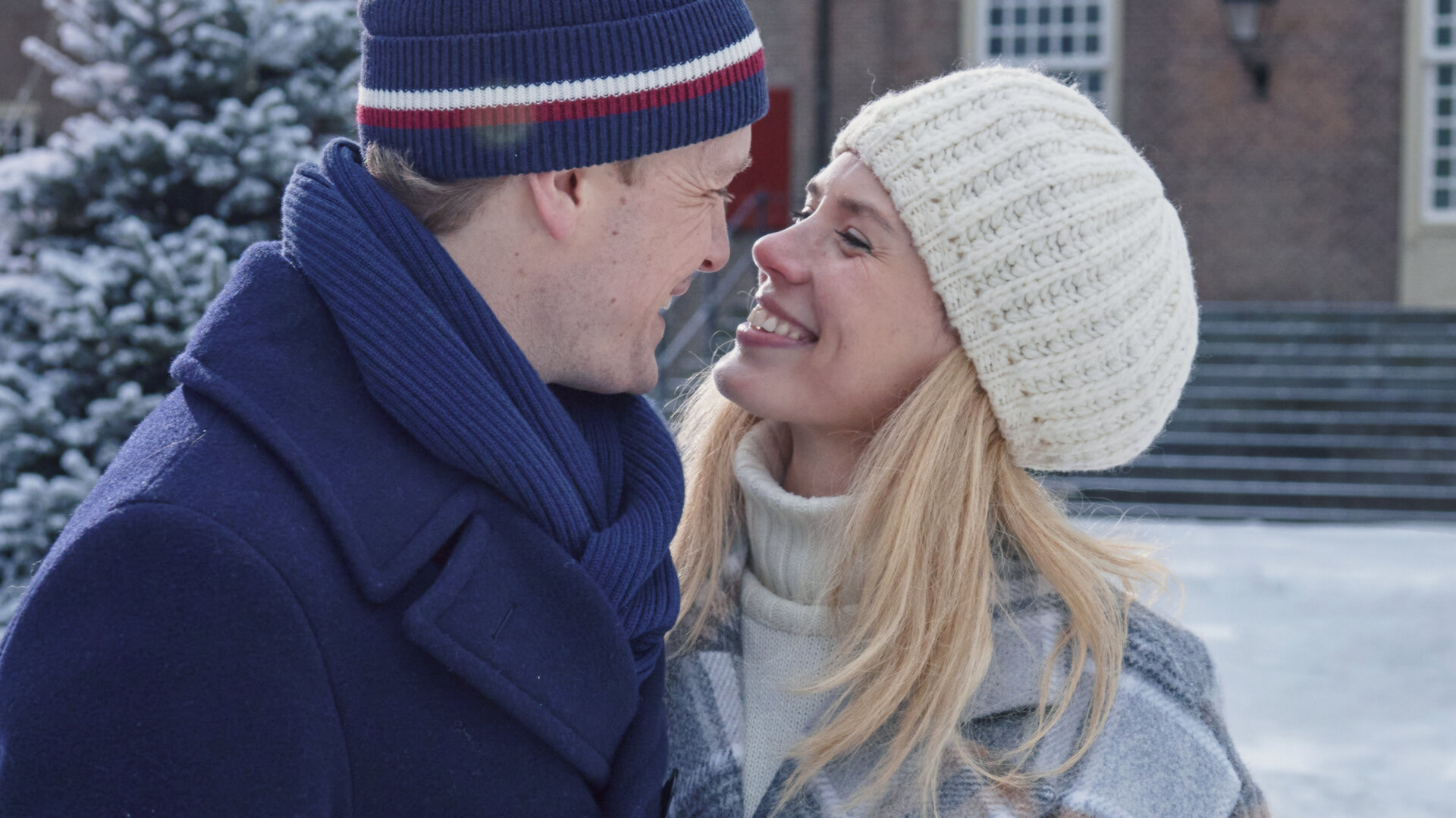 "Maxima - Entscheidungen": Maxima (Delfina Chaves) und Alex (Martijn Lakemeier) sehen sich in einem verschneiten Garten tief in die Augen.