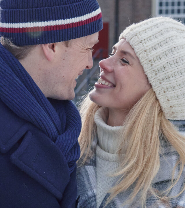 "Maxima - Entscheidungen": Maxima (Delfina Chaves) und Alex (Martijn Lakemeier) sehen sich in einem verschneiten Garten tief in die Augen.