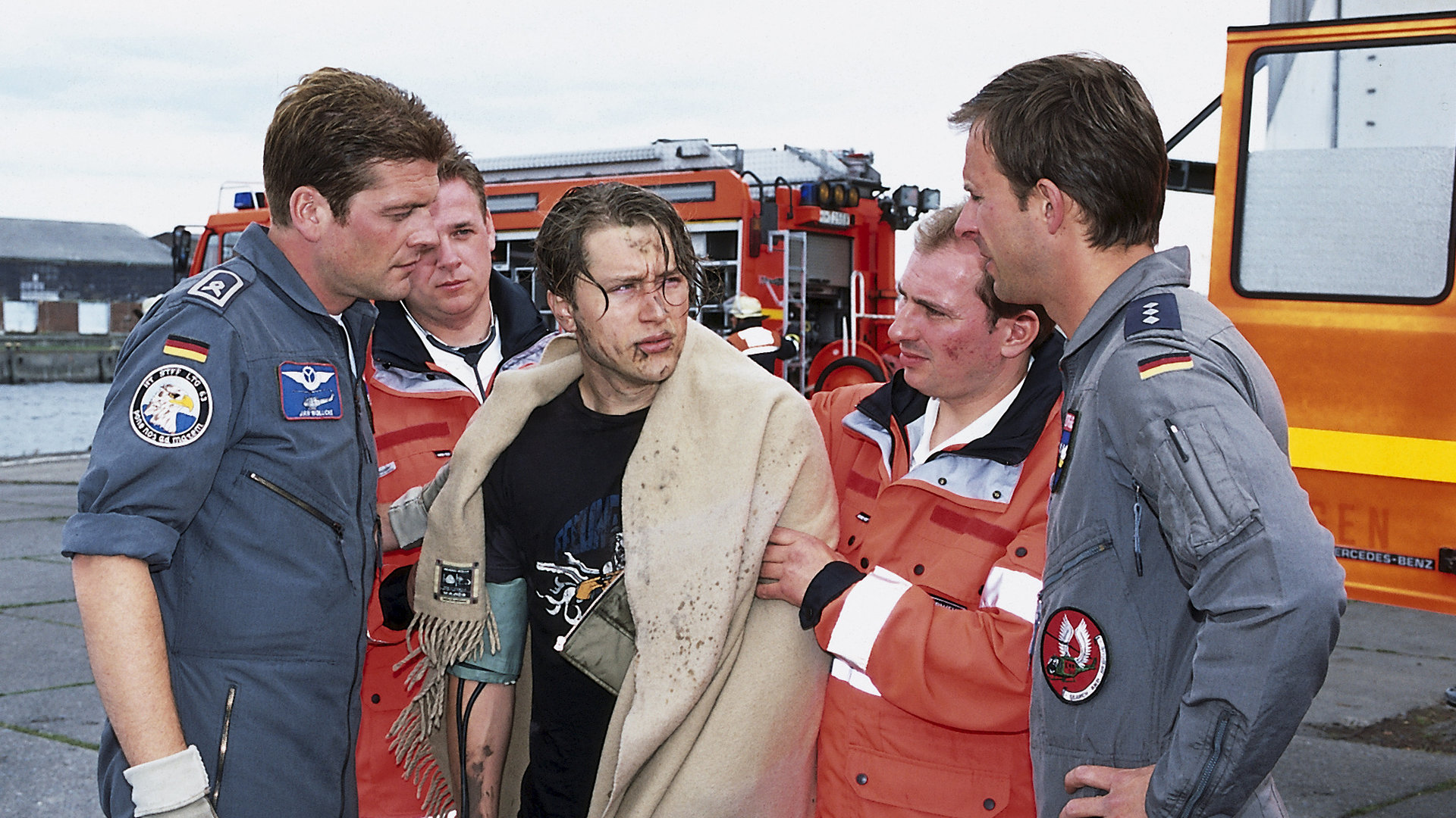 "Die Rettungsflieger - Tödlicher Leichtsinn": Die Rettungsflieger Jan Wollcke (Oliver Hörner) und Jens Blank (Nicolas König) und zwei weitere Sanitäter kümmern sich um den verletzten Luke (Adrian Topol).