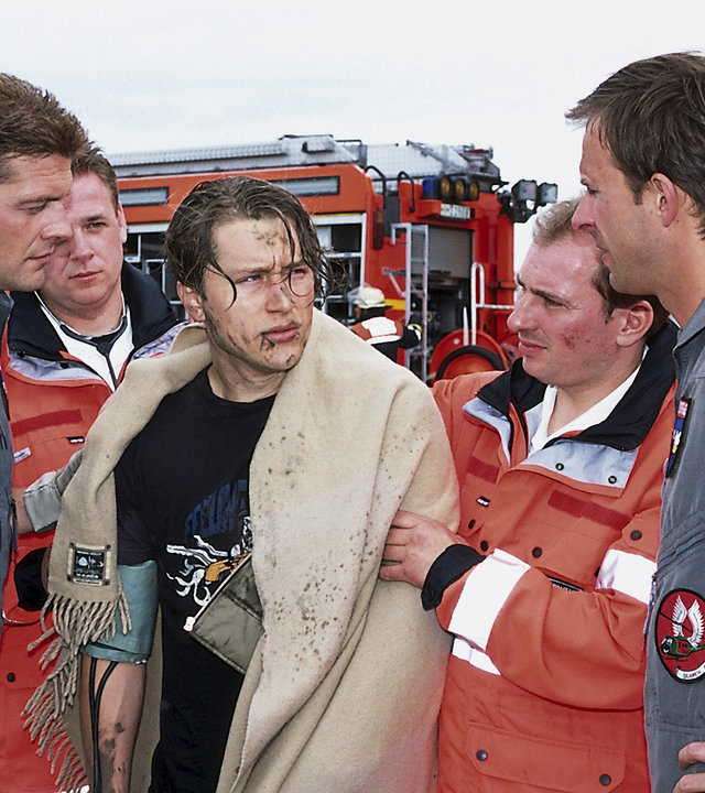 "Die Rettungsflieger - Tödlicher Leichtsinn": Die Rettungsflieger Jan Wollcke (Oliver Hörner) und Jens Blank (Nicolas König) und zwei weitere Sanitäter kümmern sich um den verletzten Luke (Adrian Topol).