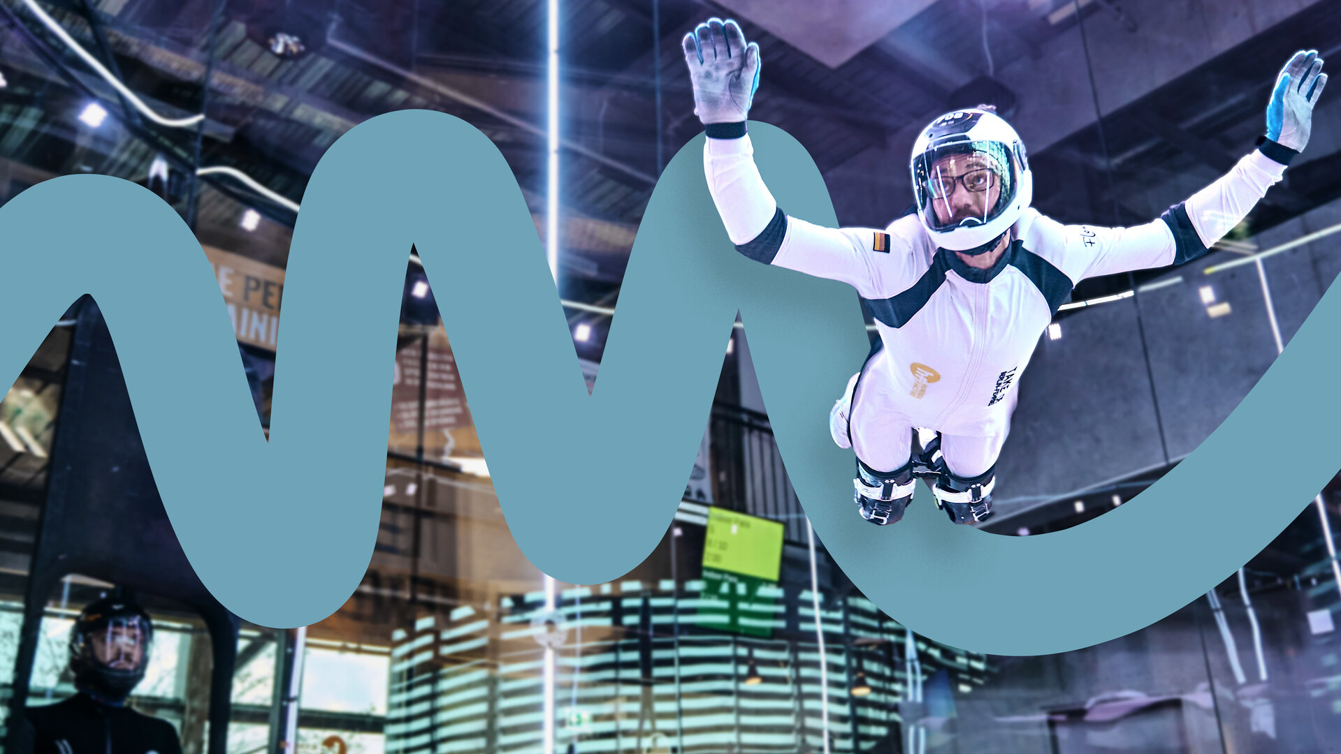 "einfach Mensch - Niko Johann: Ich bin Indoor Para Skydiver": Montage: Nikolai Johann fliegt im Windkanal vor vor einer graphisch gestalteten grauen Wellenlinie.