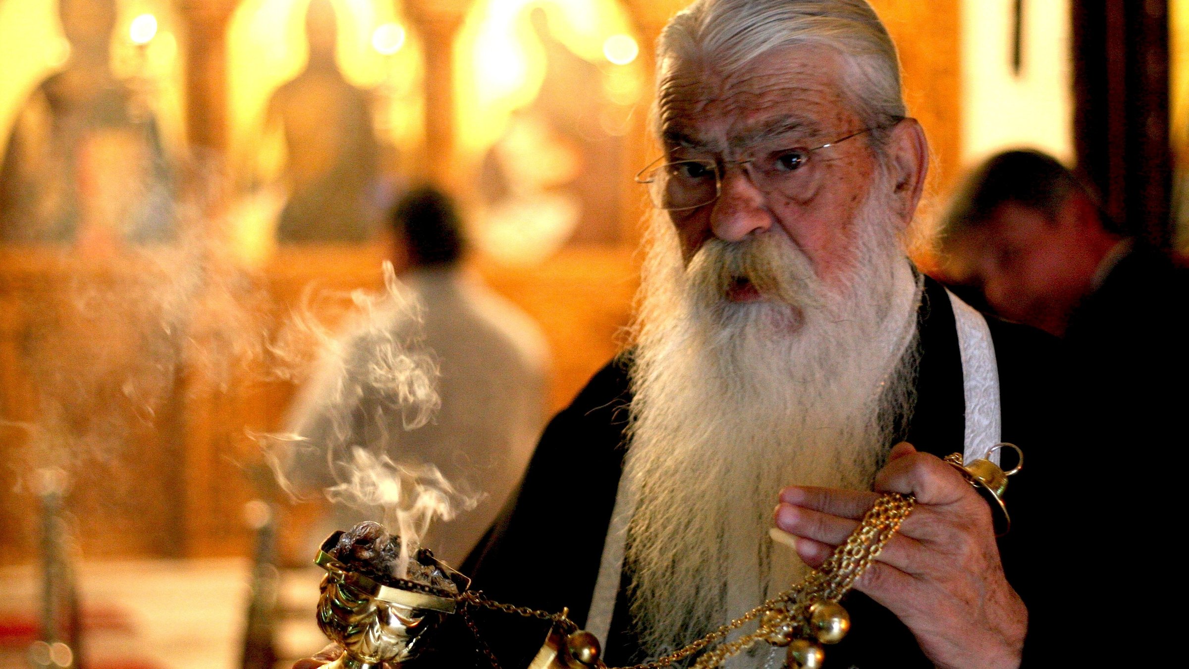 Weihrauchgeschwängerte Ostermontag-Messe mit Priester Stavros Angelakos in Monemvasia.