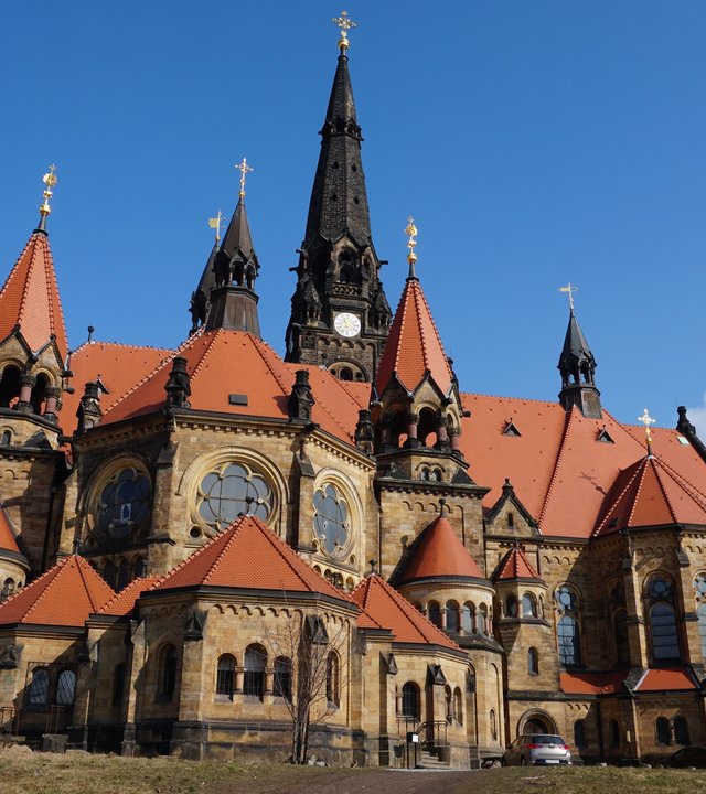 "Katholischer Gottesdienst - Überreich beschenkt": Blick von außen auf die Kirche Sankt Martin in Dresden.