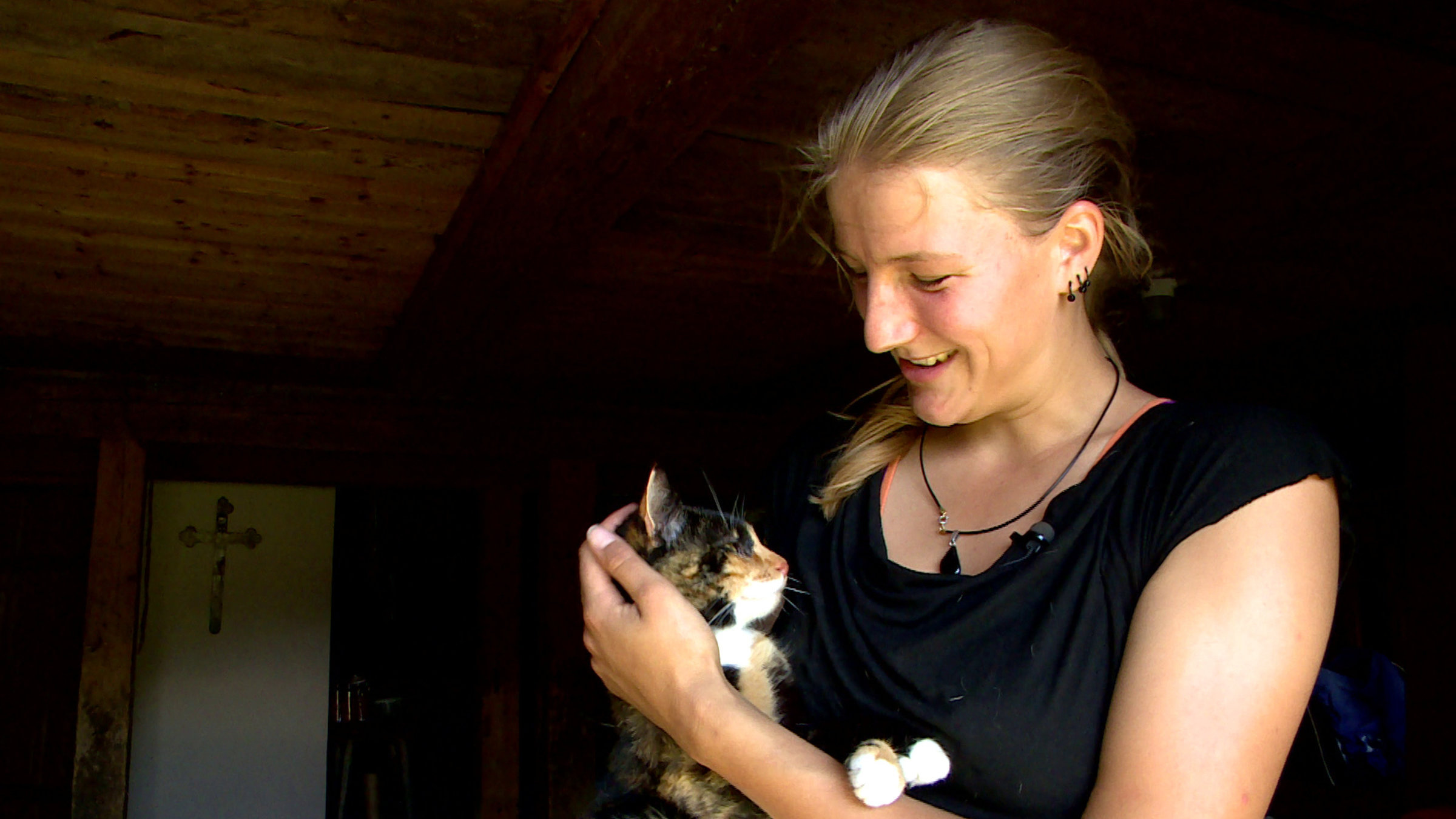 "Die Sennerin": Josefa hat ein intensives Verhältnis zu Tieren, hier mit der Almkatze.