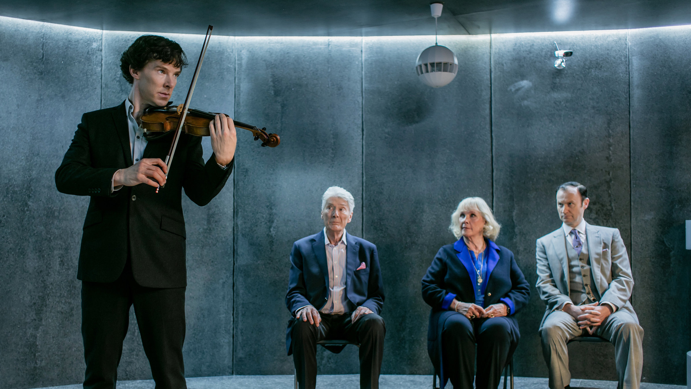 "Sherlock - Das letzte Problem": Sherlock (Benedict Cumberbatch), seine Eltern (Timothy Carlton und Wanda Ventham) und sein Bruder Mycroft (Mark Gatiss, re.) müssen sich einem Familiengeheimnis stellen.