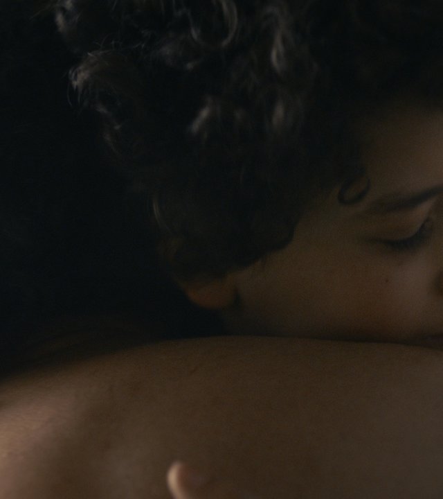 "Unseen – Entlarvung": Ayoub (Roda Fawas) umarmt Théo (Raphaél Lamaassab) fest.