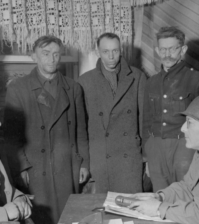 "ZDF-History: Rückkehr in Uniform: Jüdische Deutsche im Krieg gegen Hitler": Schwarz-Weiß-Aufnahme von sieben Männern, davon zwei uniformiert.