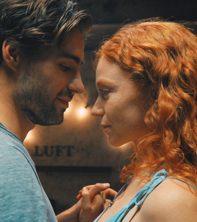 "Cleo": Cleo (Marleen Lohse) und Paul (Jeremy Mockridge) tanzen eng umschlungen.