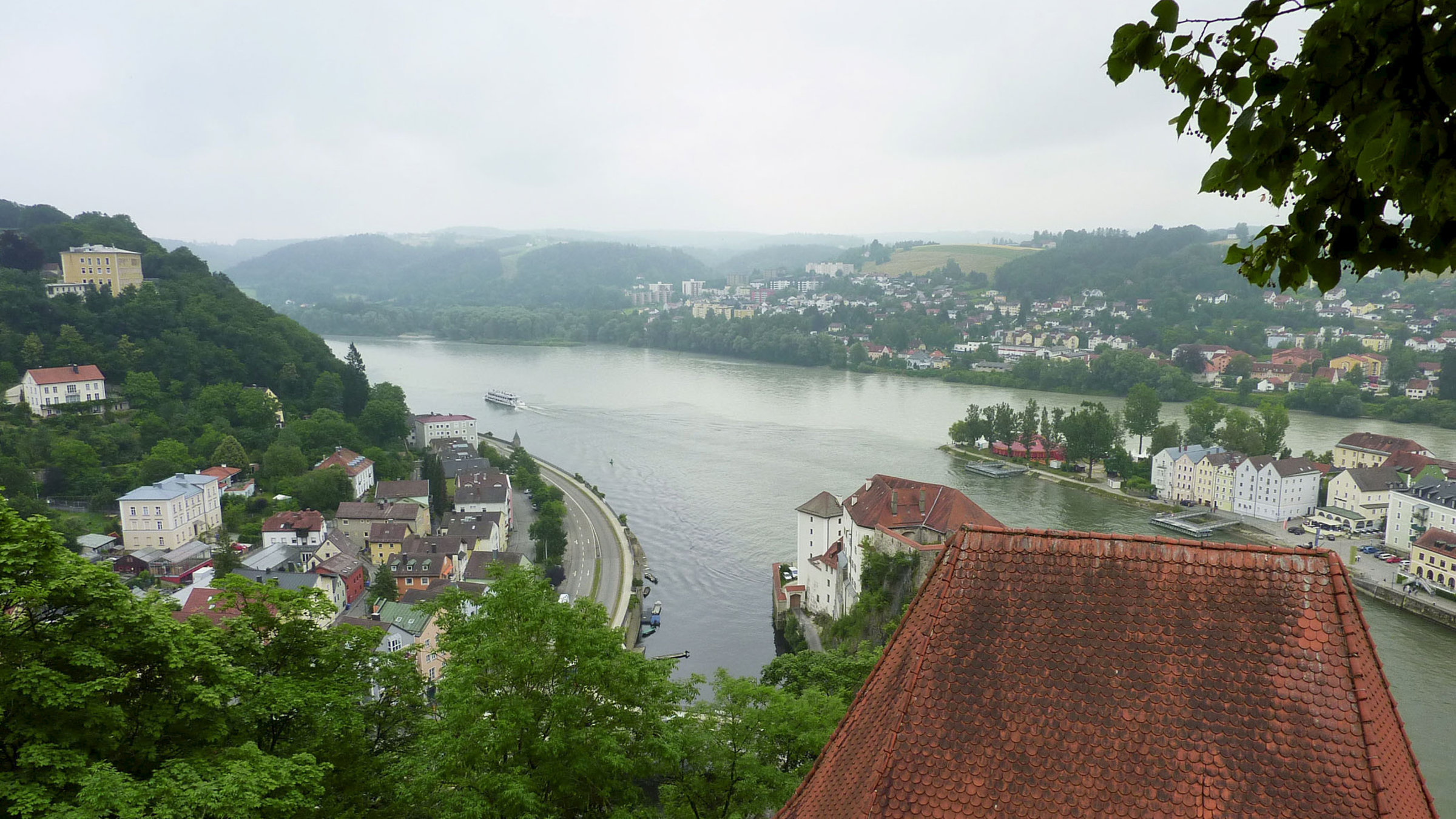 "Die Donau - Reise in ein unbekanntes Europa, Von der Quelle bis nach Linz mit Werner van Gent": Passau liegt an drei Flüssen.
