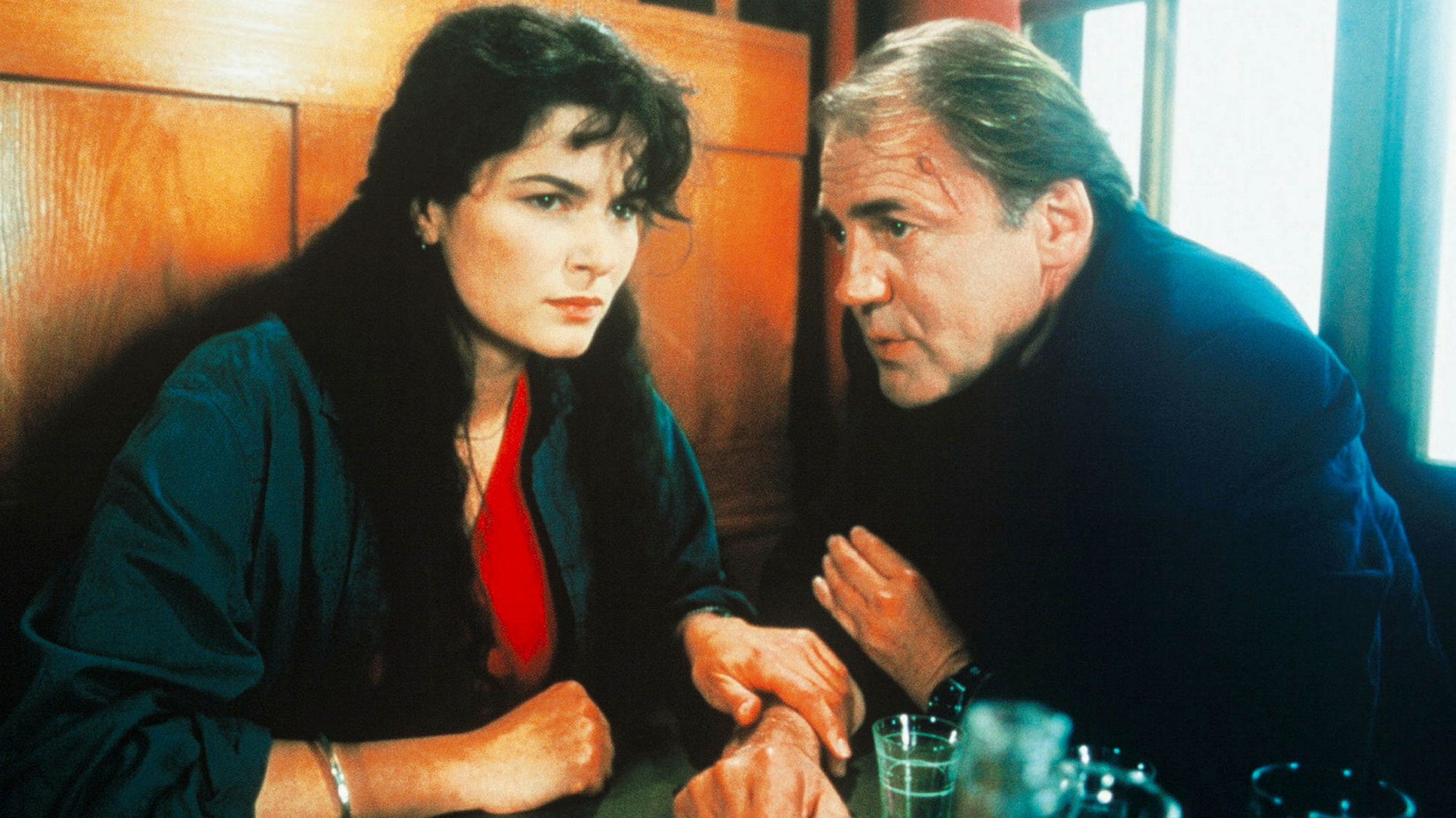 "Brandnacht": Nur sie hält zu ihm. Barbara Auer als Uta, Bruno Ganz als Privatdetektiv Keller.