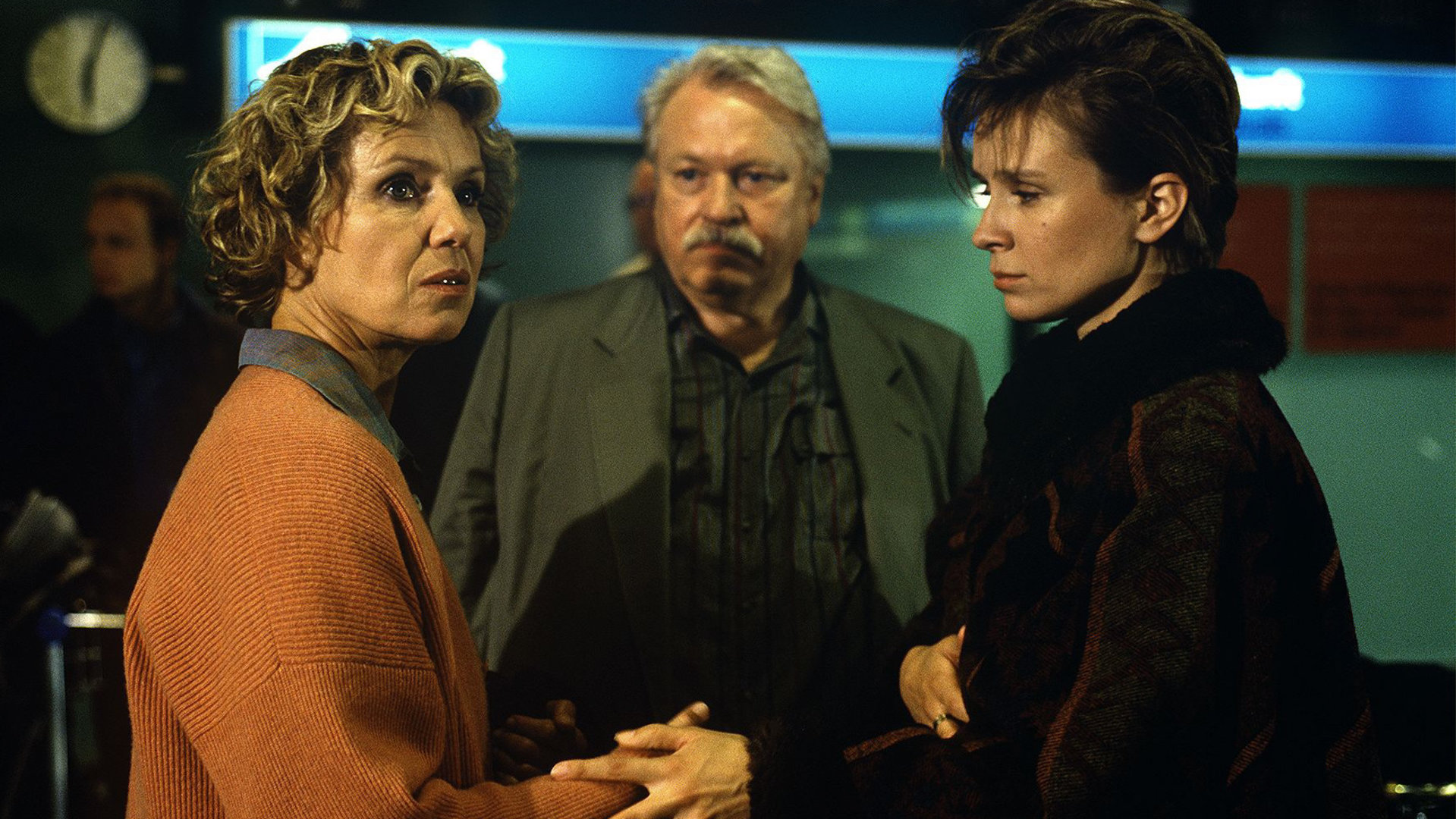 "Diese Drombuschs: Der Aufbruch": Vera (Witta Pohl), Ludwig (Günther Strack) und Marion (Susanne Schäfer) stehen am Flughafen. Marion hält Veras Hand.