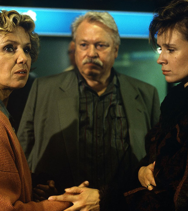 "Diese Drombuschs: Der Aufbruch": Vera (Witta Pohl), Ludwig (Günther Strack) und Marion (Susanne Schäfer) stehen am Flughafen. Marion hält Veras Hand.