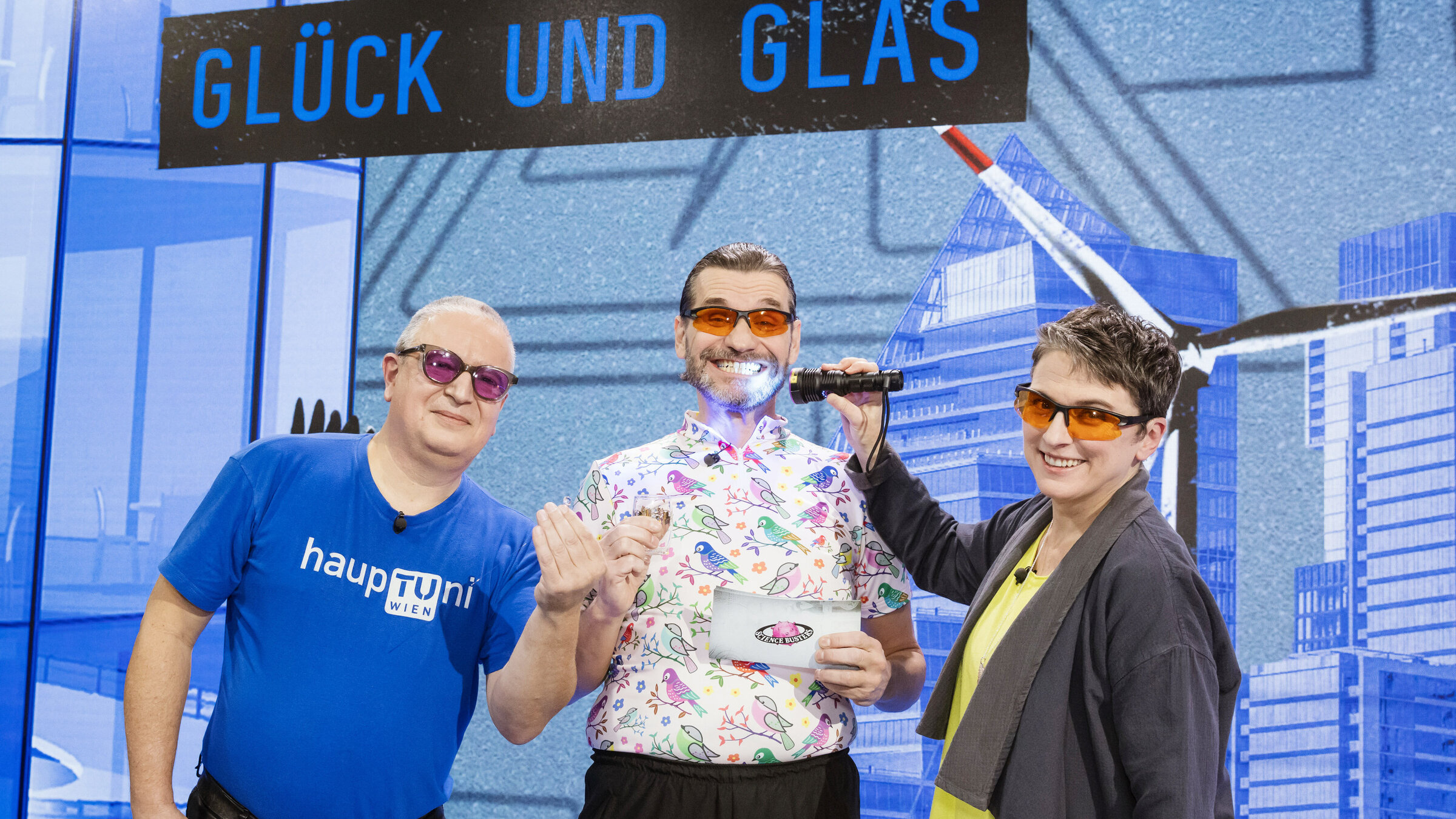 "Science Busters - Wer nichts weiß muss alles glauben - Glück + Glas": Peter Weinberger, Martin Puntigam, Elisabeth Oberzaucher.