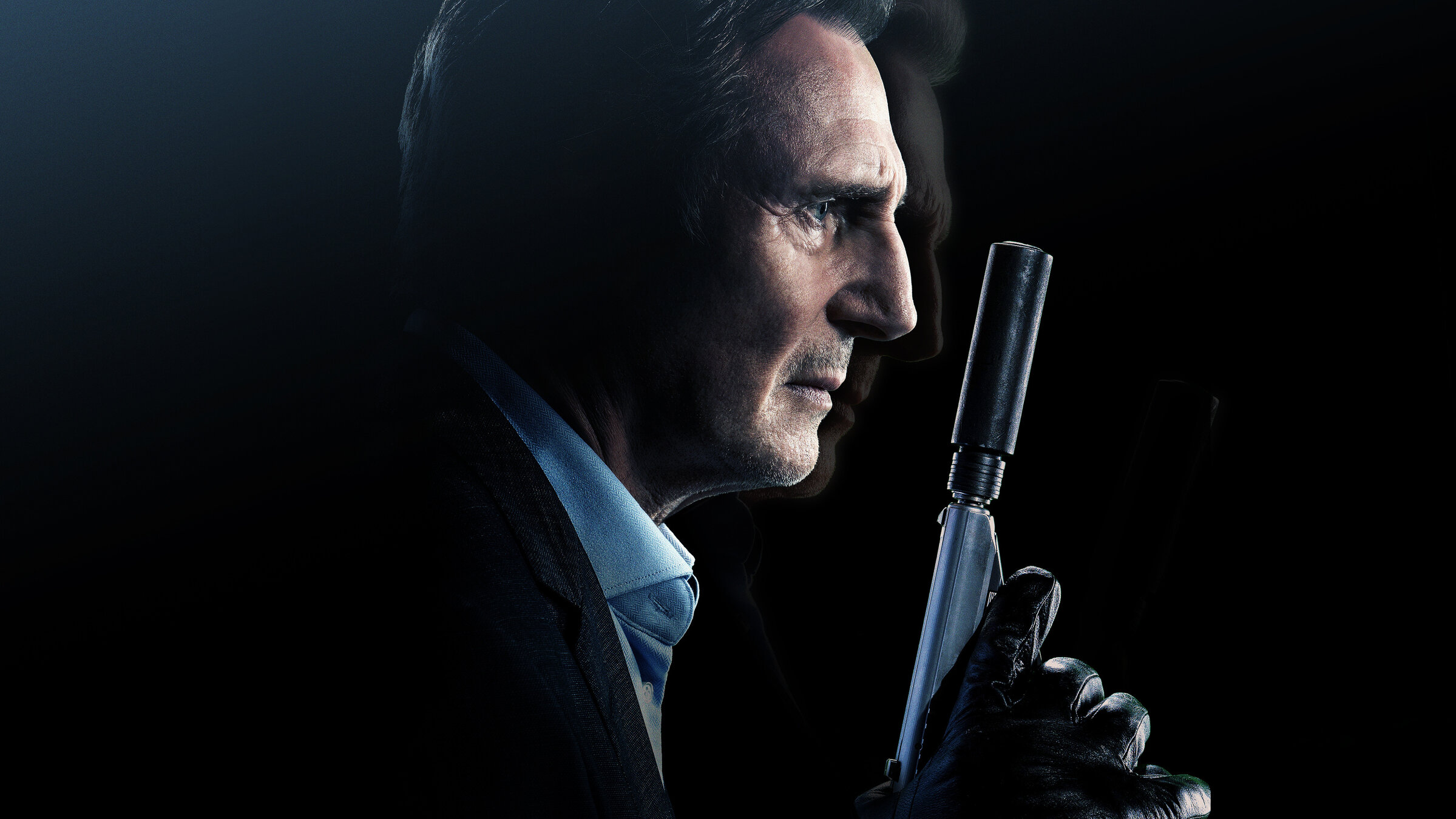 "Memory - Sein letzter Auftrag": Liam Neeson hält eine Waffe mit Schalldämpfer in der behandschuhten Hand.