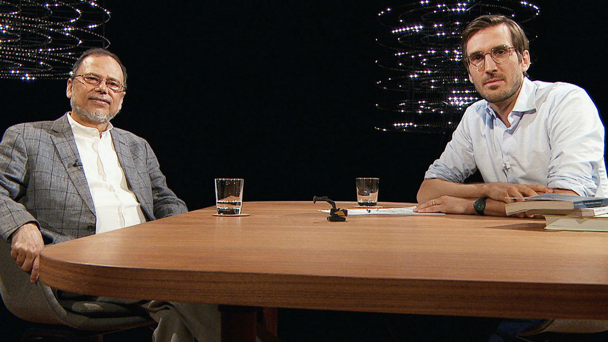 "Dipesh Chakrabarty – Wie lange ist unser ist unser Planet noch bewohnbar": Dipesh Chakrabarty, Historiker und Moderator Yves Bossart.