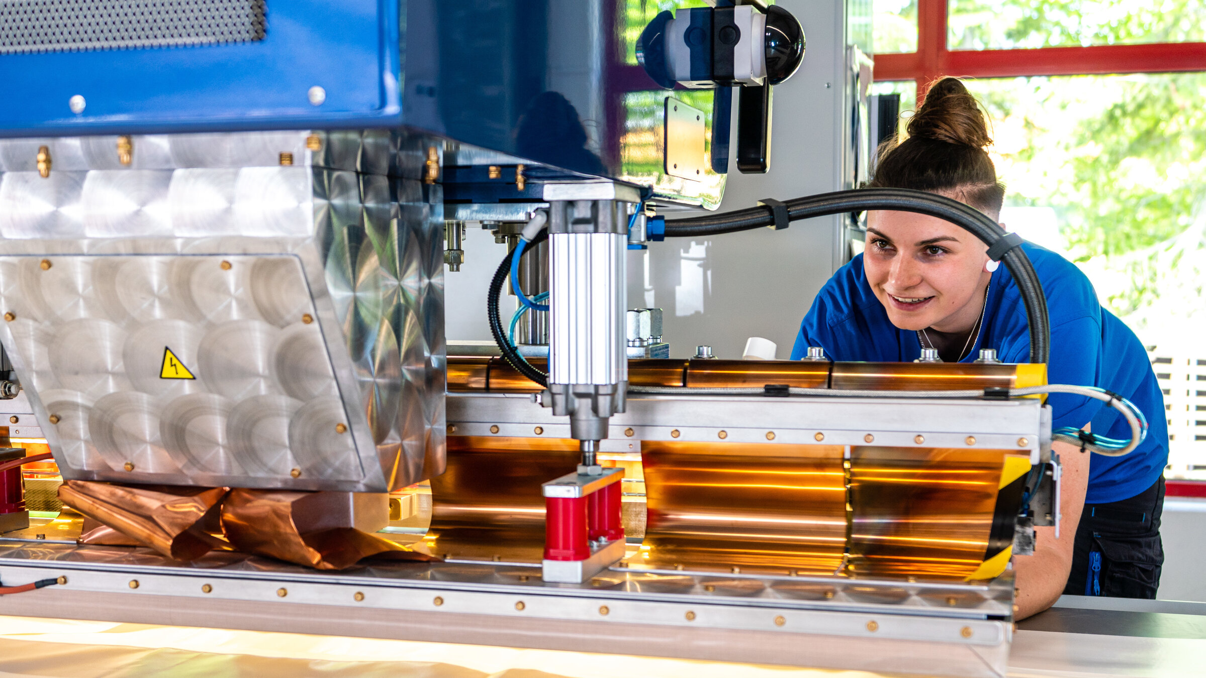 "Bock auf Ausbildung - Ohne Studium geht's auch": Annemarie steht im Betrieb am Schweißgerät.