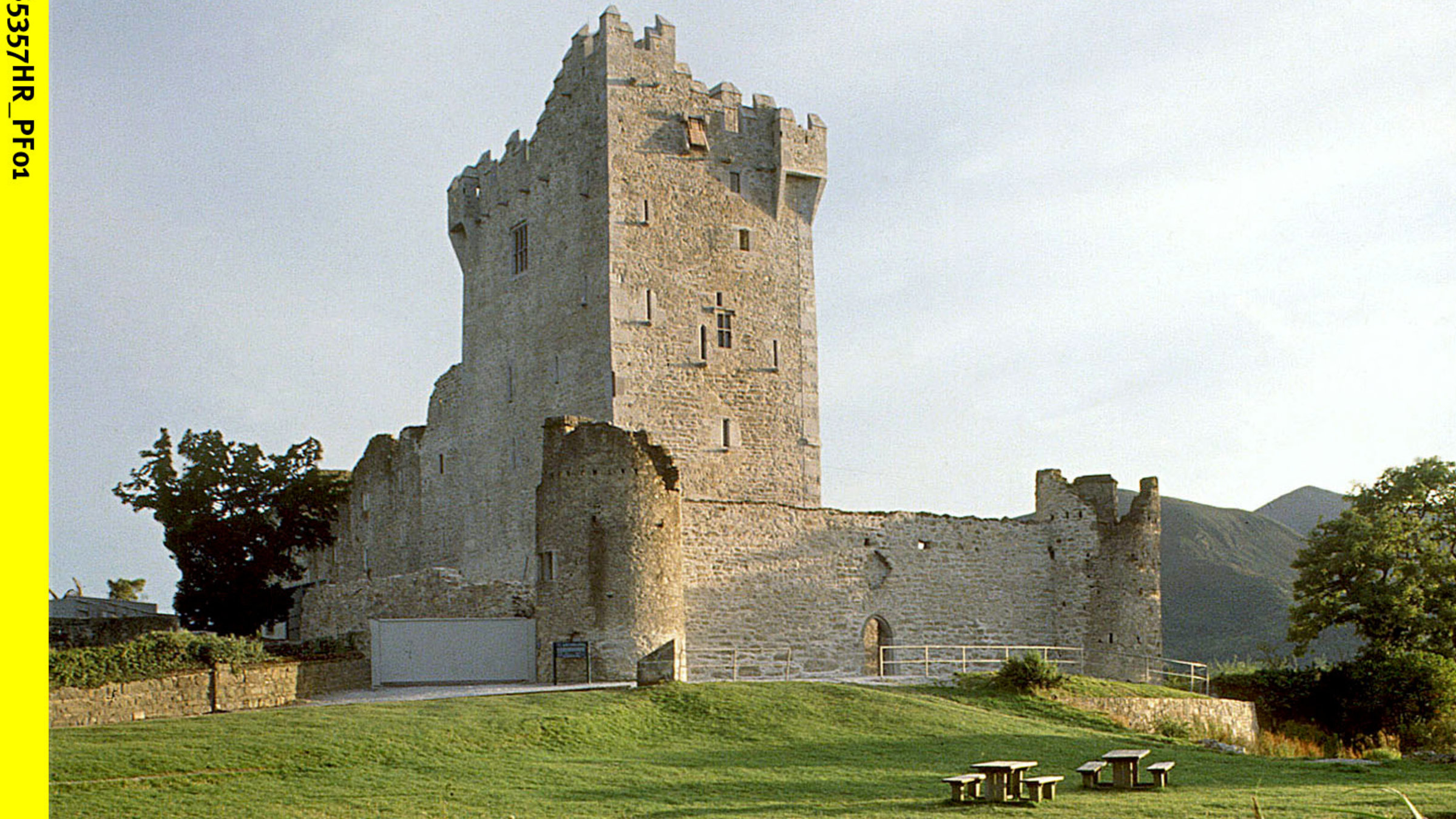 "Erlebnisreisen: Irland": Ross Castle.