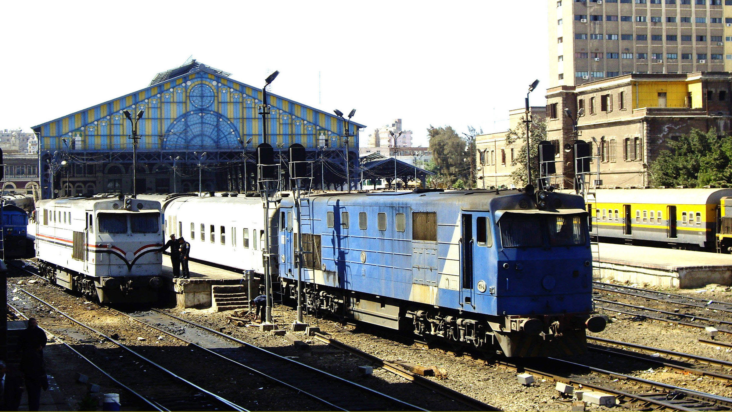 "Auf blanken Gleisen durchs Nildelta": Bahnhof Alexandria - Ausfahrt des Zuges auf der ältesten Bahnstrecke Afrikas in Richtung Kairo.