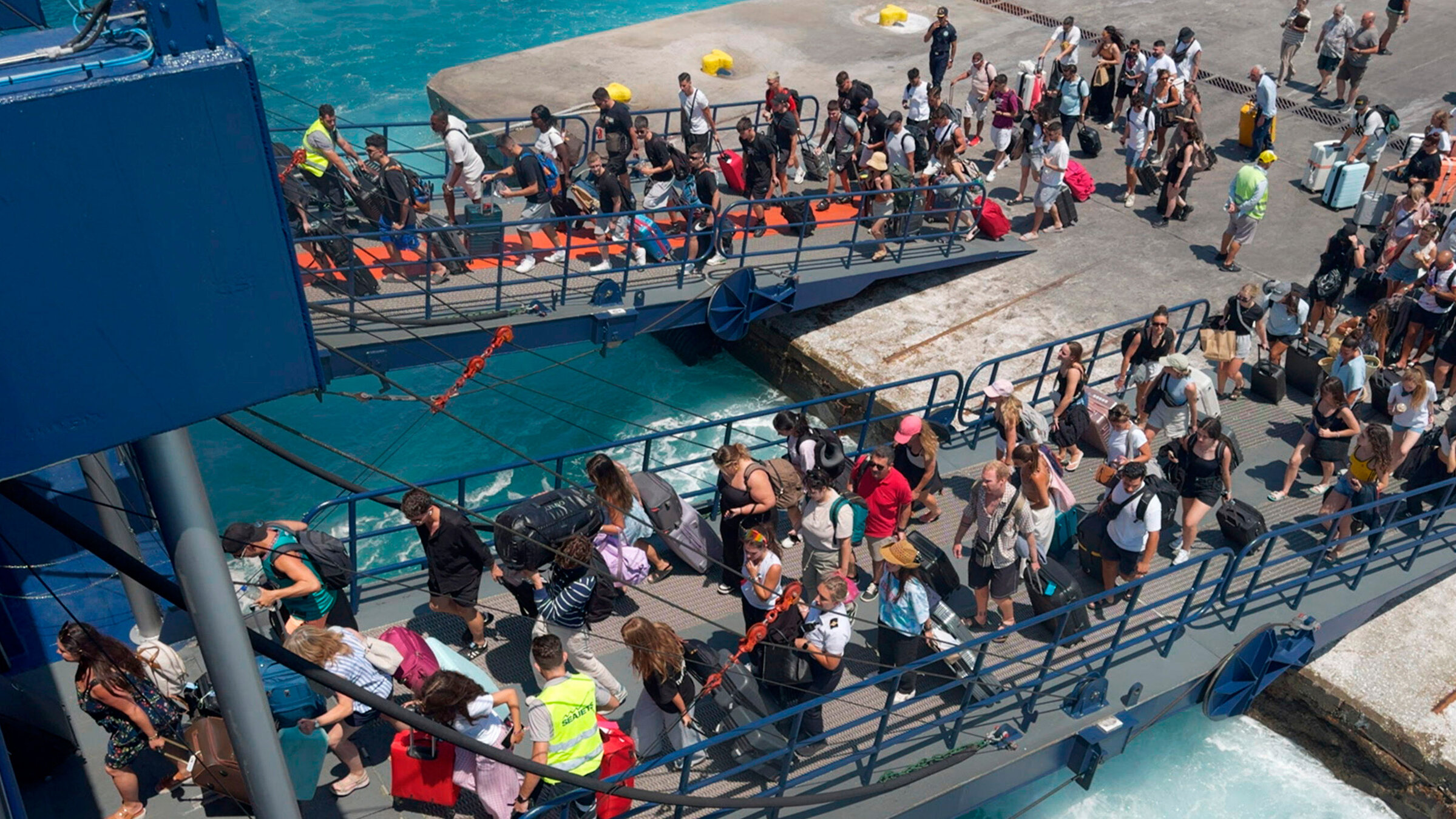 "Die Schattenseite der Sonneninseln - Massentourismus in Griechenland": Massentourismus in Griechenland. Im vergangenen Jahr kamen mehr als 40 Millionen Touristen.