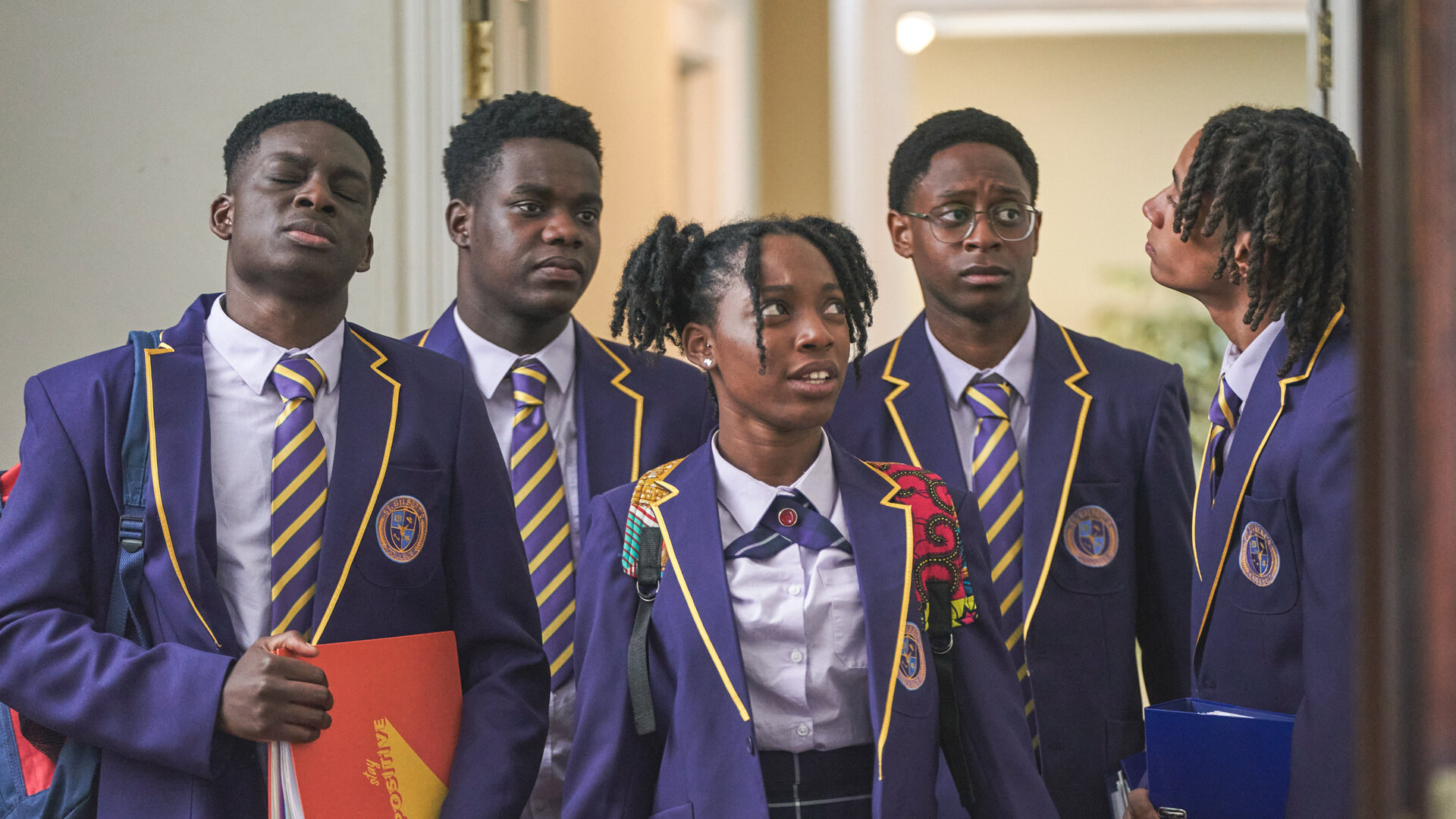 "Boarders - Welcome to St. Gilbert's" - Butts & Bullies": Femi (Aruna Jalloh), Jaheim (Josh Tedeku), Leah (Jodie Campbell), Omar (Myles Kamwendo) und Toby (Sekou Diaby) stehen nebeneinander auf einem Flur. Sie tragen ihre Schuluniformen.