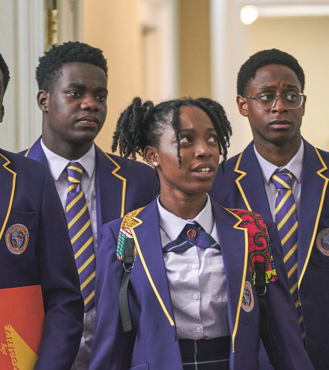 "Boarders - Welcome to St. Gilbert's" - Butts & Bullies": Femi (Aruna Jalloh), Jaheim (Josh Tedeku), Leah (Jodie Campbell), Omar (Myles Kamwendo) und Toby (Sekou Diaby) stehen nebeneinander auf einem Flur. Sie tragen ihre Schuluniformen.