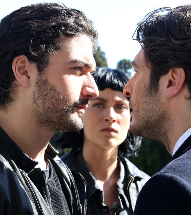"Survivors - Abschiede": Lorenzo (Giacomo Giorgio) und Luca (Lino Guanciale) stehen sich auf dem Friedhof feindlich gegenüber. In ihrer Mitte steht Alex (Sophie Pfennigstorf), die sie skeptisch beäugt.