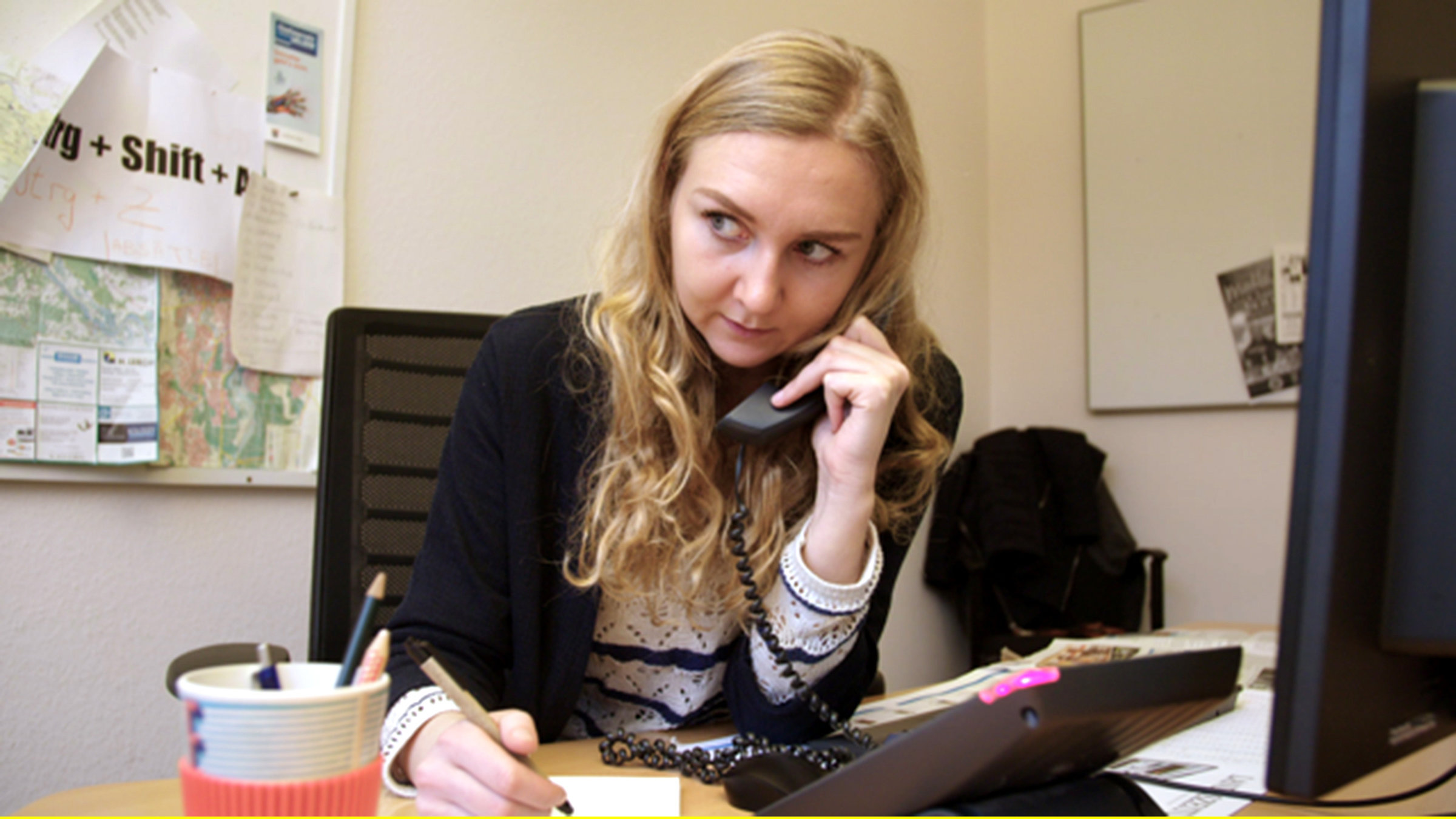 "Die letzten Reporter": Am Telefon erzählen die Leser*innen der Lokalreporterin Anna Petersen ihre Sorgen und was ihnen in und um Lüneburg so auffällt.