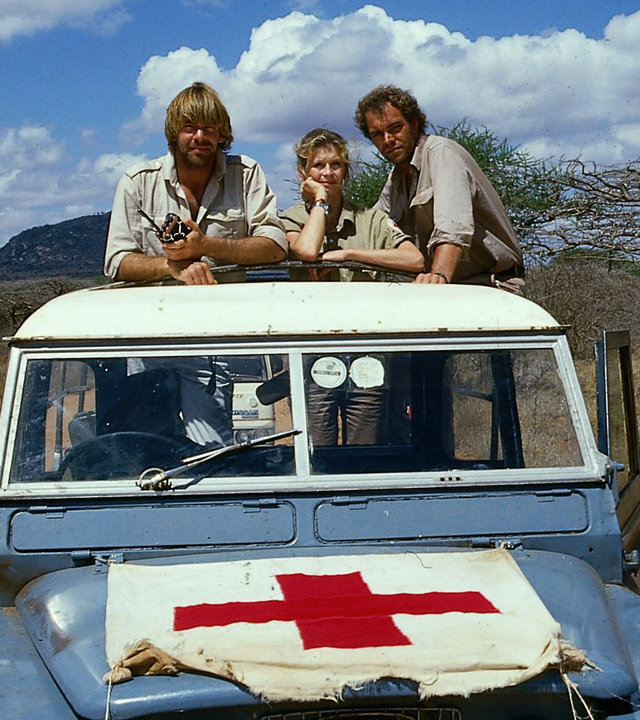 "Die Schwarzwaldklinik - Das Vermächtnis": Udo (Sascha Hehn), Erika (Lisa Kreuzer) und Vollmers (Christian Kohlund) stehen in der afrikanischen Steppe auf der Ladefläche eines Geländewagens.