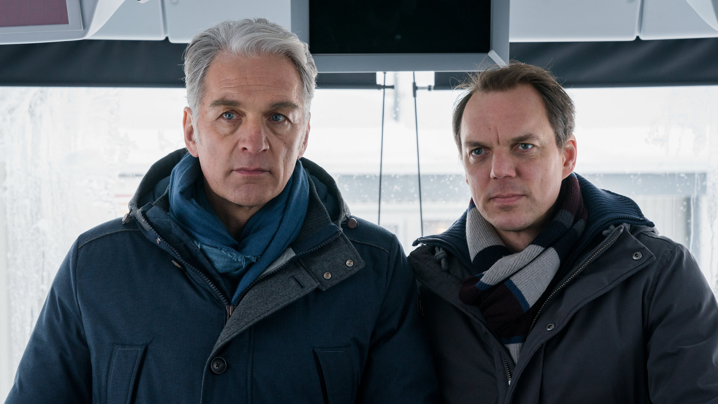 "Der Kommissar und das Meer - Lichterfest": Nahaufnahme, Robert Anders (Walter Sittler) und Thomas Wittberg (Andy Gätjen) stehen nebeneinander.