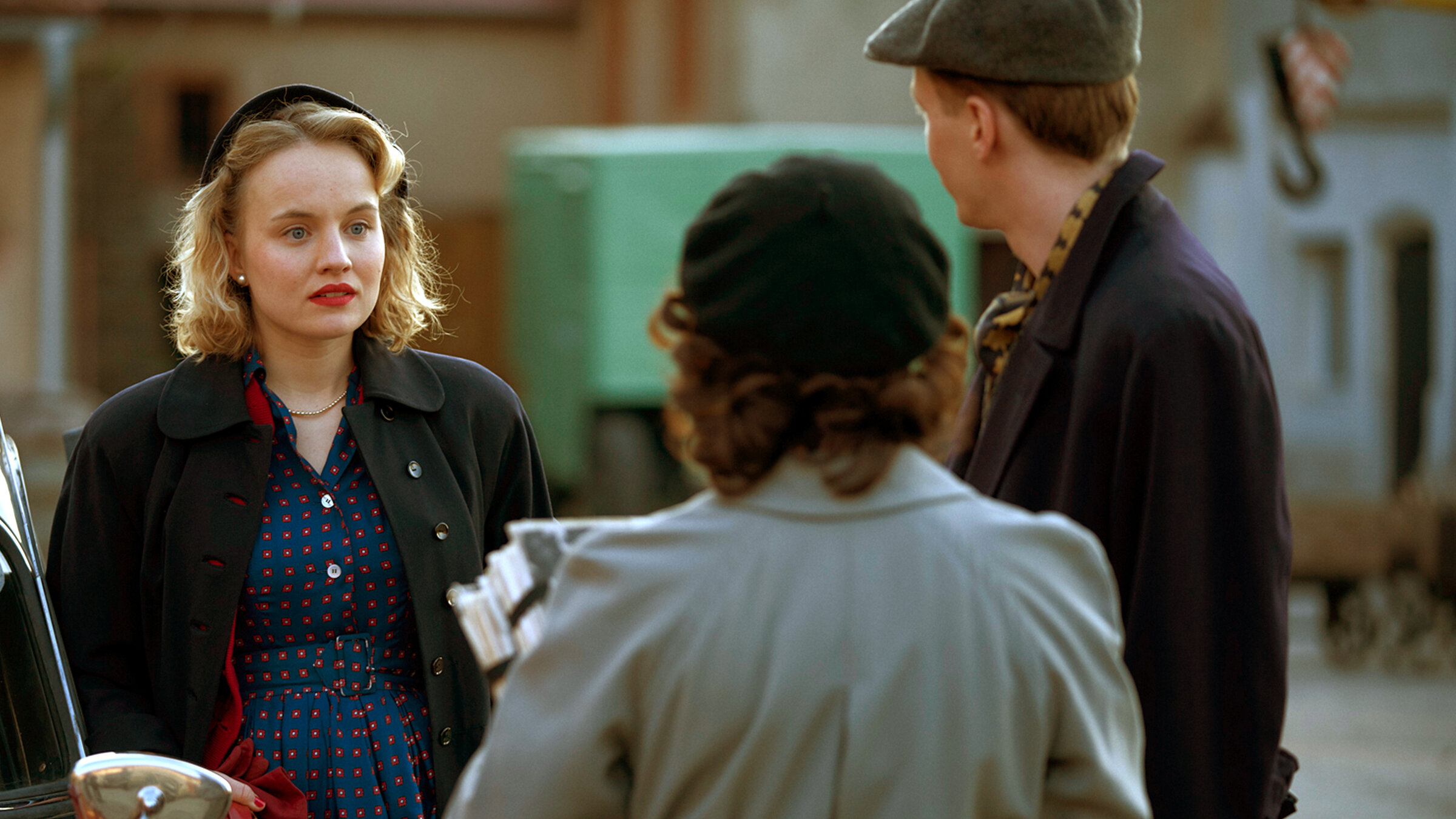 "Bonn - Alte Freunde, neue Feinde (1/6)": Hartmut (Julius Feldmeier, r.) fragt, ob Ingrid (Luise von Finckh, l.) mit ihm zum Tanzen fährt, da Toni (Mercedes Müller, M.) keine Zeit hat.