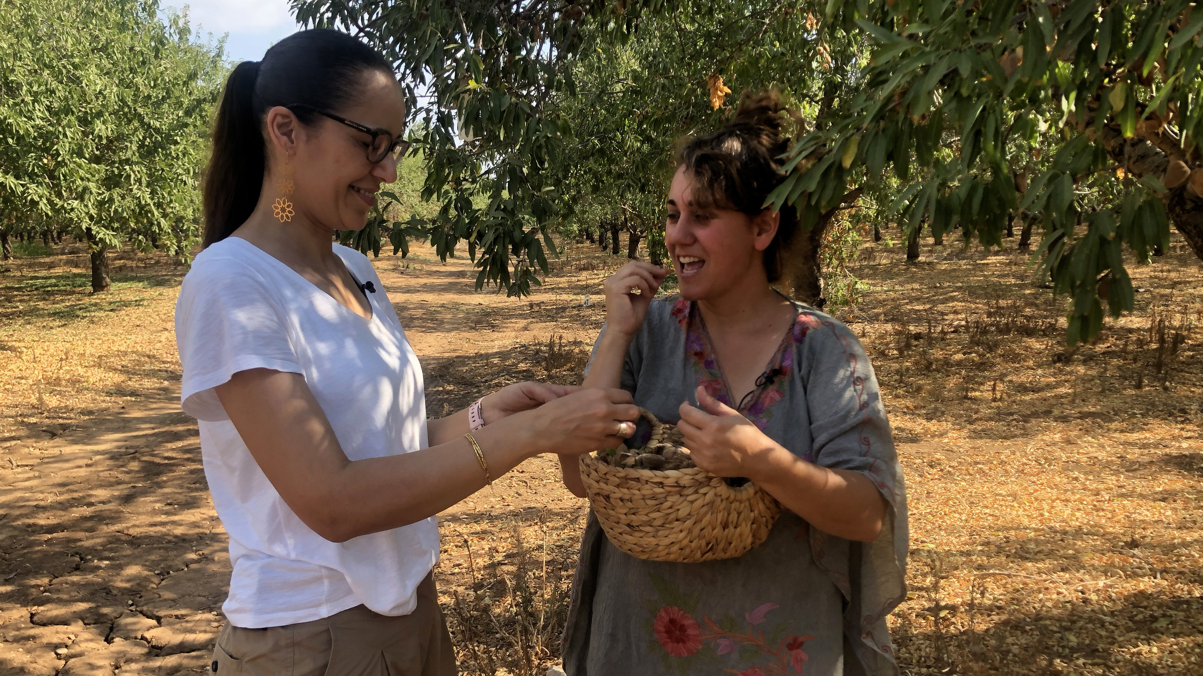3sat Kulturdoku "Mein Nachbar, mein Feind?": links im Bild: Dr. Muzna Bishara  (Palästinensische Israelin,) Mitbegründerin von „Sir Lasalam“ (Ein Topf für Frieden), rechts im Bild: Dafi Kremer (Israelin) Mitbegründerin „Sir Lasalam“