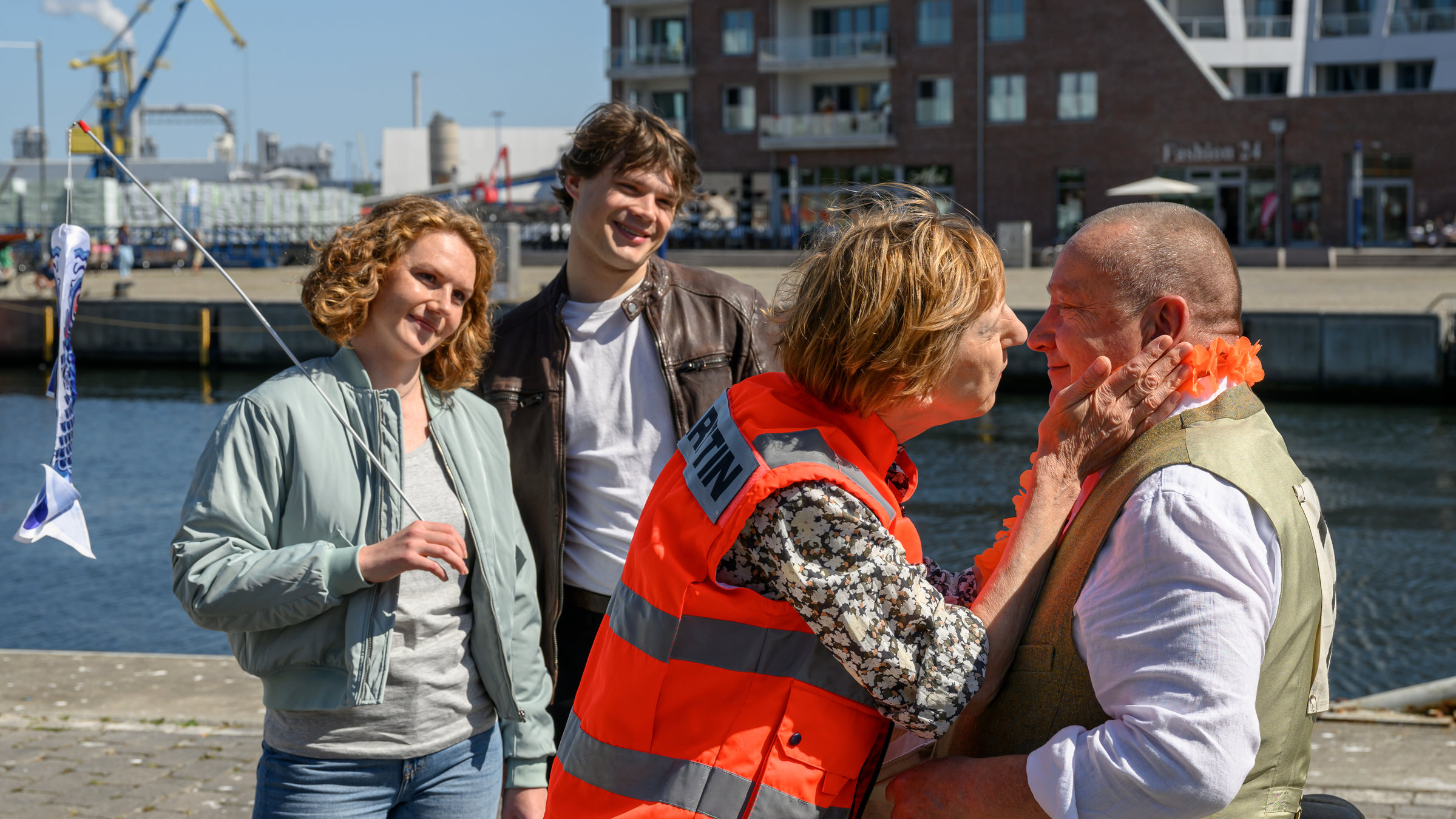 "SOKO Wismar - Tour de Tod": Am Hafen: Dr. Helene Sturbeck (Katharina Blaschke) umarmt Jan-Hinrich Reuter (Udo Kroschwald). Paula Moorkamp (Stella Hinrichs) und Eddi Jansons (Gustavs Gailus) stehen daneben und schauen die beiden an.