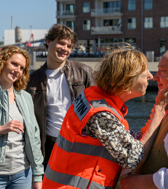 "SOKO Wismar - Tour de Tod": Am Hafen: Dr. Helene Sturbeck (Katharina Blaschke) umarmt Jan-Hinrich Reuter (Udo Kroschwald). Paula Moorkamp (Stella Hinrichs) und Eddi Jansons (Gustavs Gailus) stehen daneben und schauen die beiden an.
