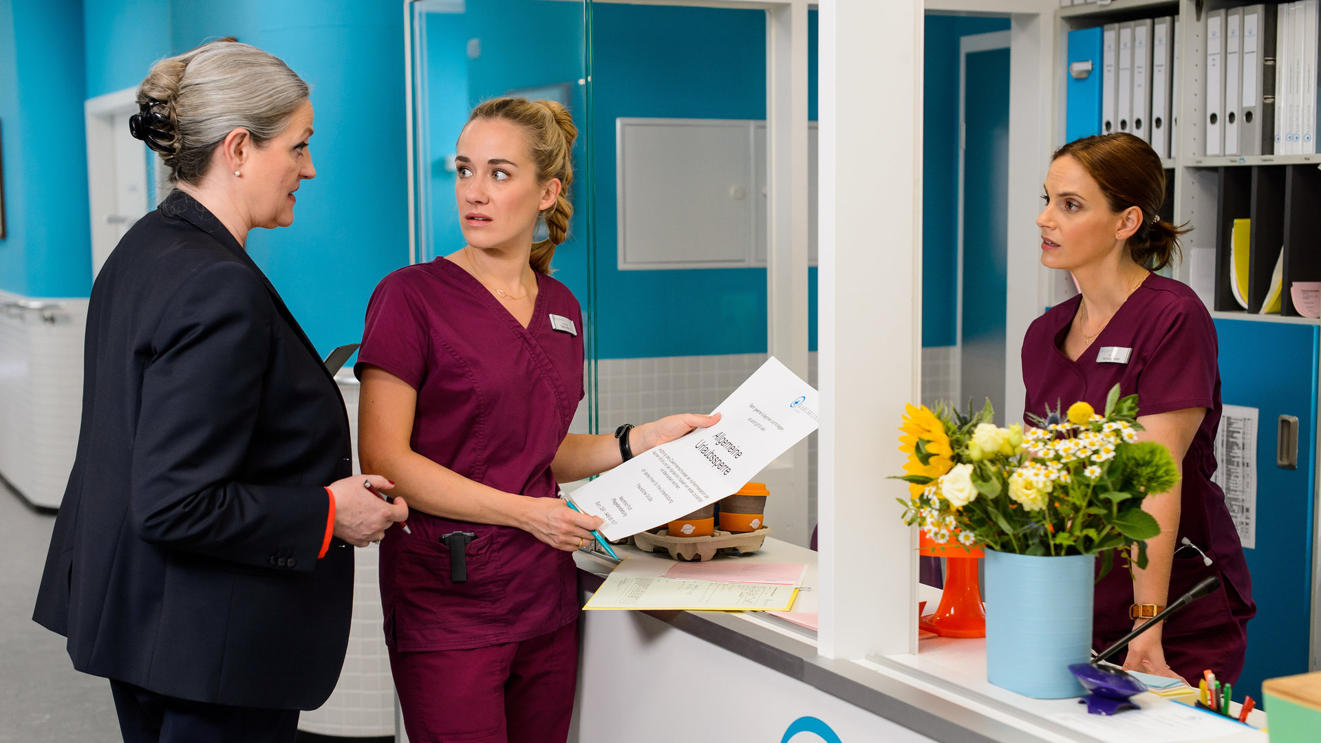 "Bettys Diagnose - Familienbande": Mechthild Puhl (Sybille J. Schedwill), Betty Weiss (Annina Hellenthal) und Hanna Winter (Marie Zielcke) führen ein ernstes Gespräch.
